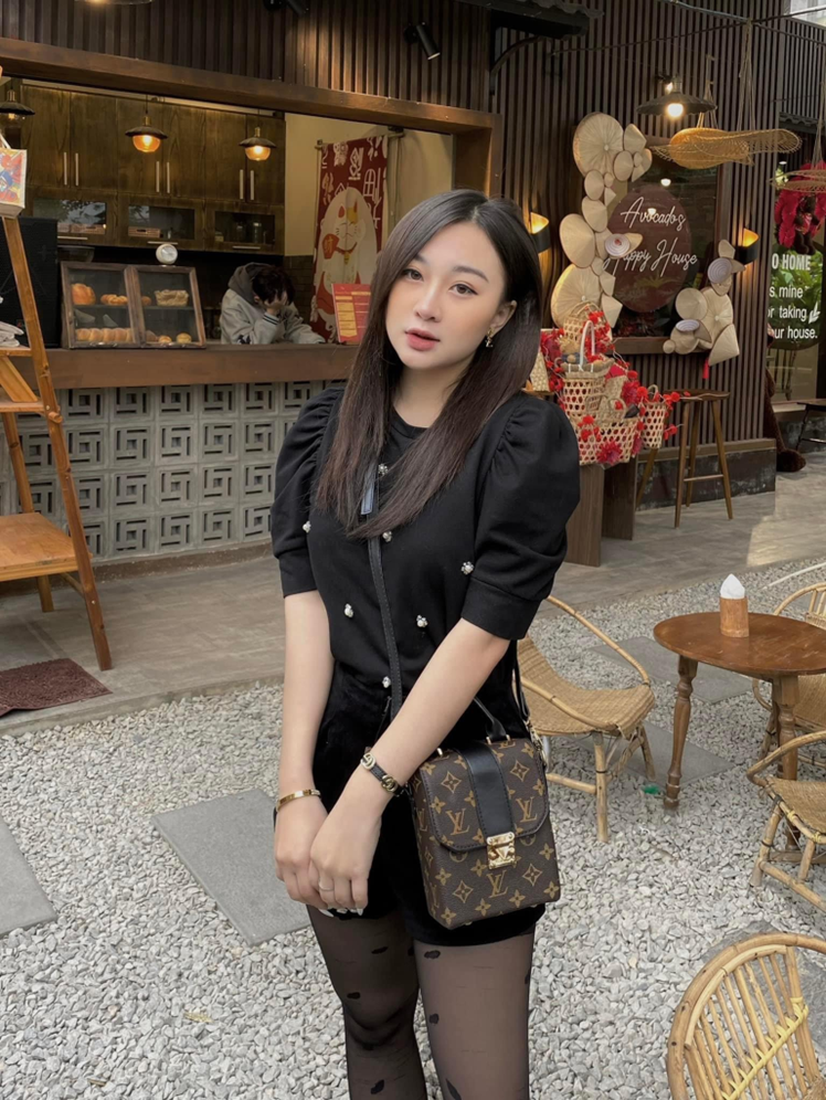 Với ước mơ trở thành diễn viên chuyên nghiệp, Phượng Vy đang theo học ngành diễn viên Khoa Diễn viên kịch điện ảnh, Trường Đại học Sư phạm Nghệ thuật Trung ương.