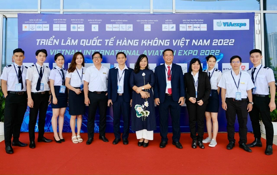 Đại biểu tham gia Triển lãm Hàng không Quốc tế Việt Nam tại trung tâm Hội nghị Quốc Gia - Từ Liêm, Hà Nội. Đại biểu tham gia Triển lãm Hàng không Quốc tế Việt Nam tại trung tâm Hội nghị Quốc Gia - Từ Liêm, Hà Nội.