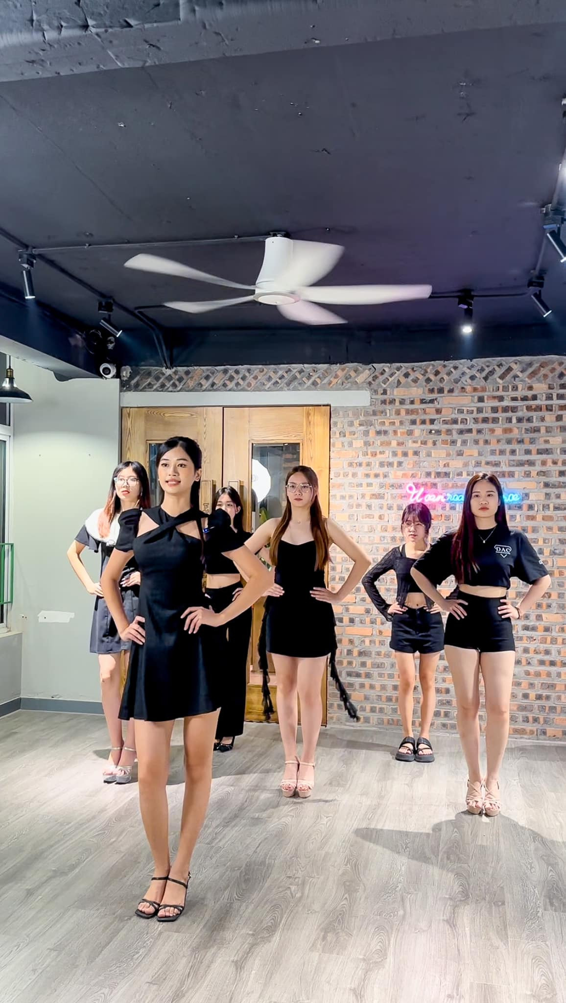 Lớp chỉnh dáng Thu Phuong Training. Lớp chỉnh dáng Thu Phuong Training.