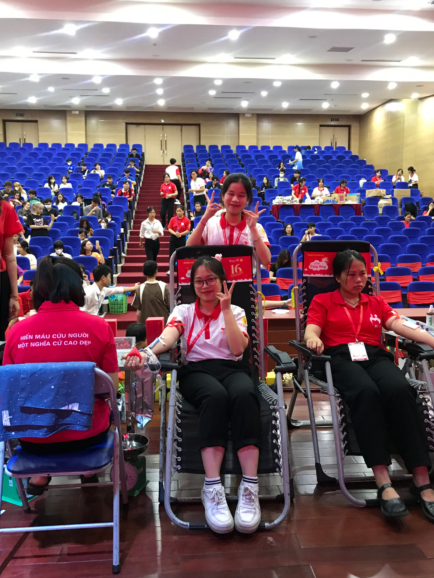 Trà My tham gia hiến máu nhân đạo.