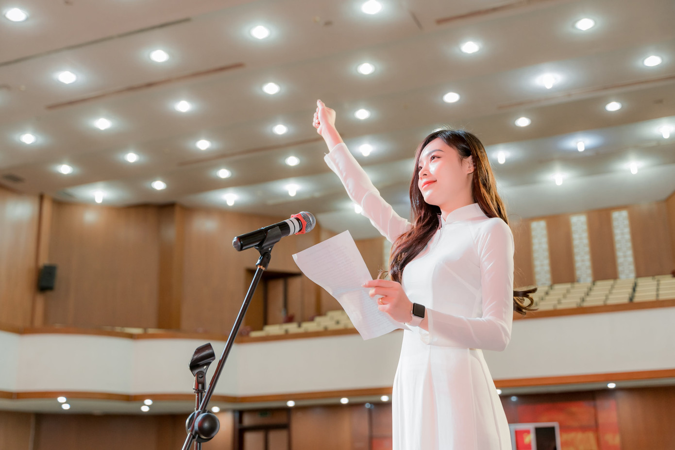 Nguyễn Bình đọc lời tuyên thệ trong buổi lễ kết nạp Đảng. Nguyễn Bình đọc lời tuyên thệ trong buổi lễ kết nạp Đảng.