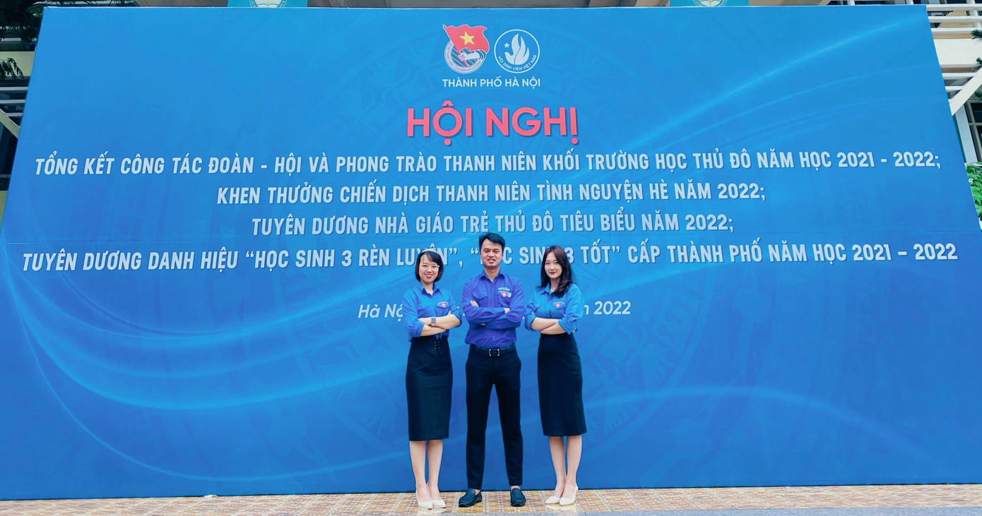 Tú Anh (ngoài cùng bên phải) tham gia Hội nghị tổng kết công tác Đoàn - Hội và phong trào thanh niên khối trường học Thủ đô năm học 2021-2022.