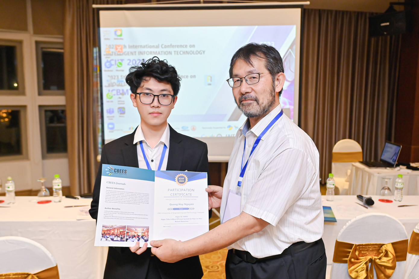Quang Huy nhận giấy chứng nhận tham gia ICIIT 2023. Quang Huy nhận giấy chứng nhận tham gia ICIIT 2023.