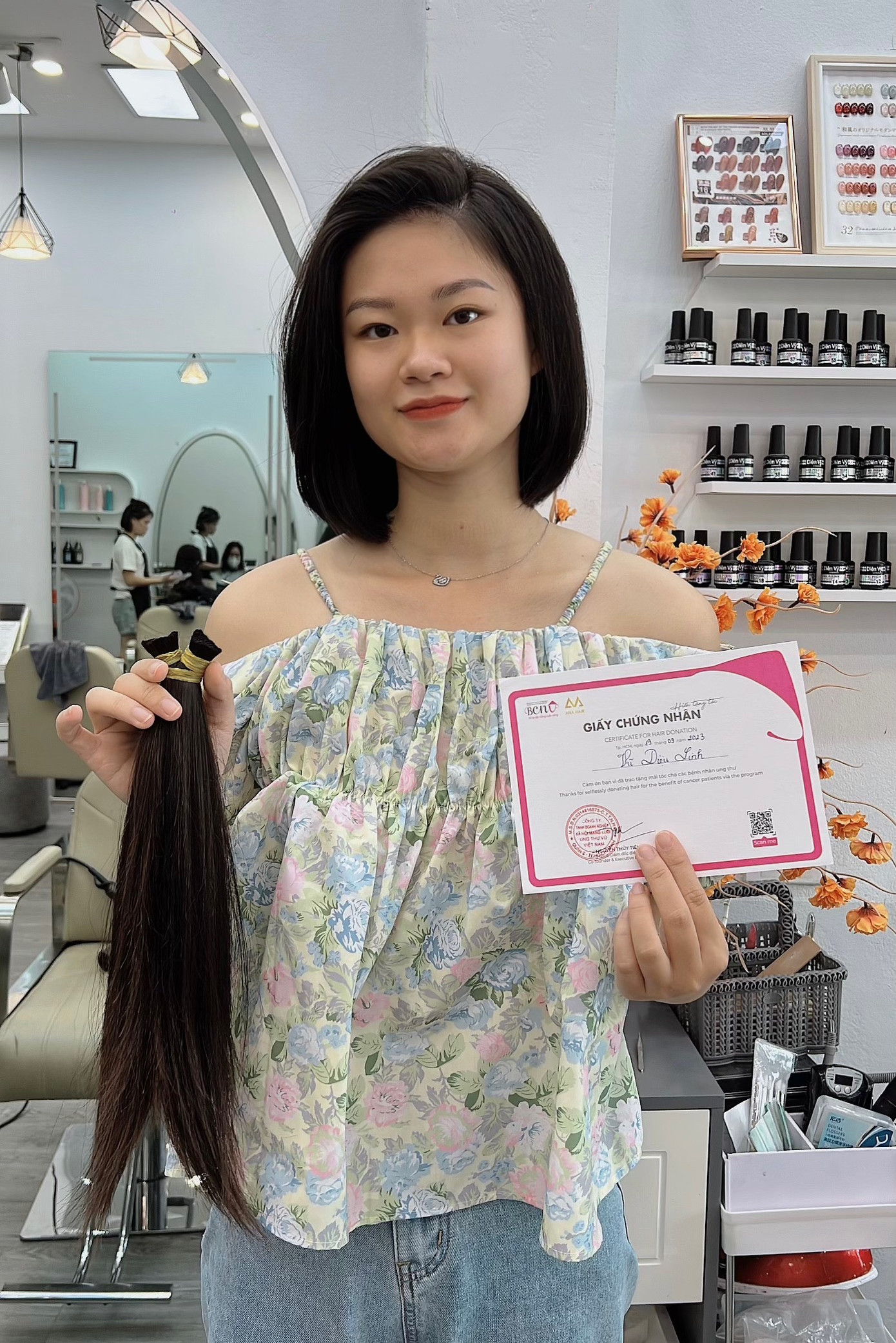 Diệu Linh tham gia hiến tóc nhân đạo cho các bệnh nhân bị ung thư.