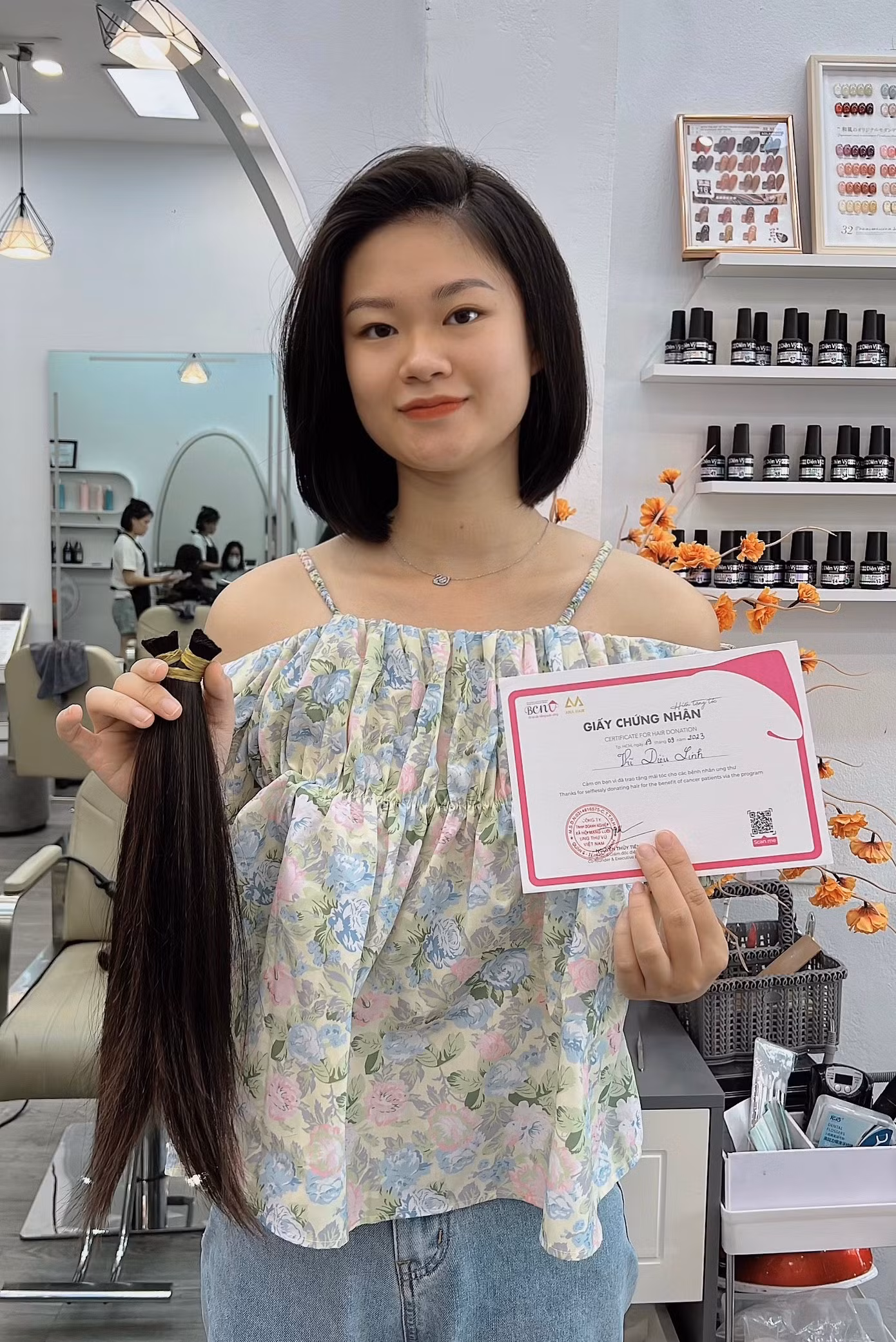 Diệu Linh tham gia hiến tóc nhân đạo cho các bệnh nhân bị ung thư.
