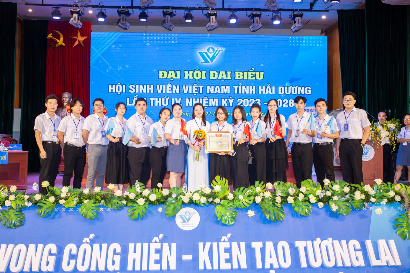 Tân tích cực tham gia vào các hoạt động của câu lạc bộ và các hoạt động văn nghệ của trường,...