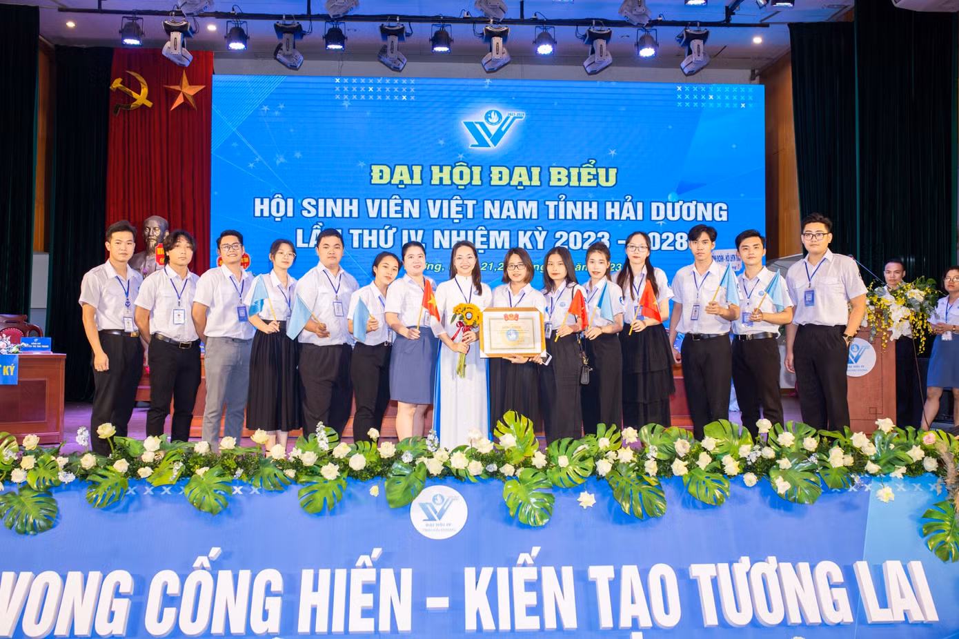 Tân tích cực tham gia vào các hoạt động của câu lạc bộ và các hoạt động văn nghệ của trường,...