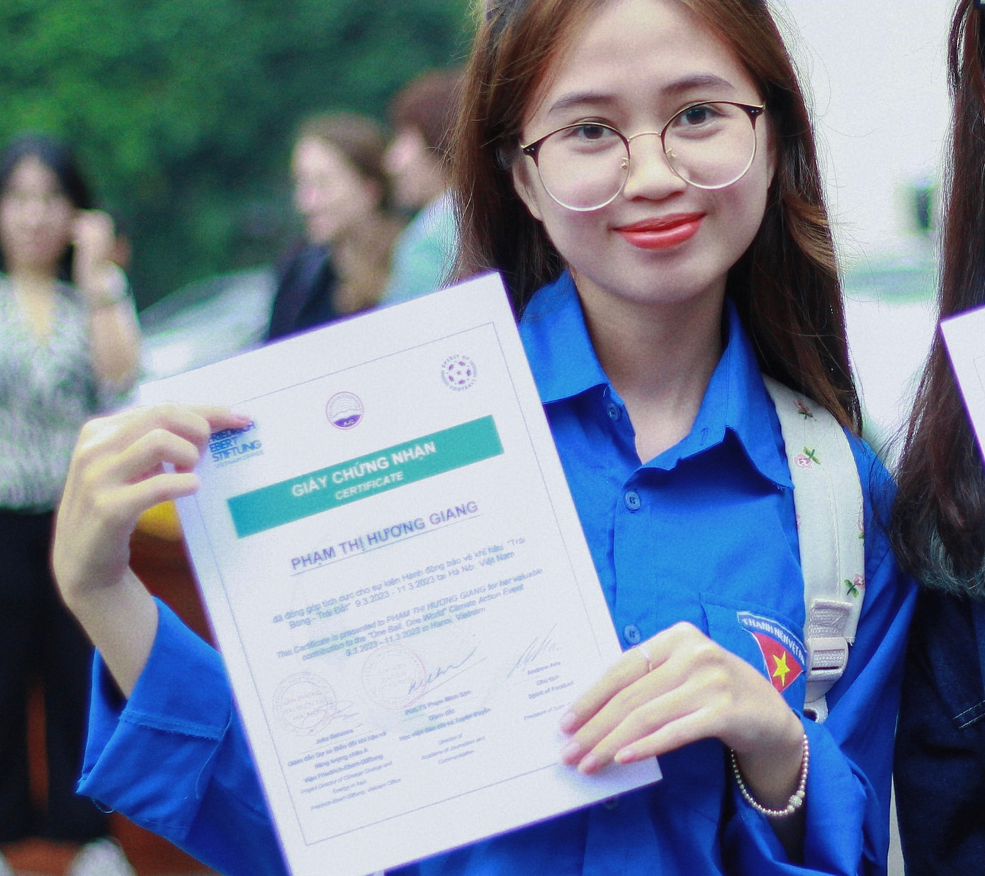 Nhận giấy chứng nhận tham gia truyền thông cho sự kiện One ball.