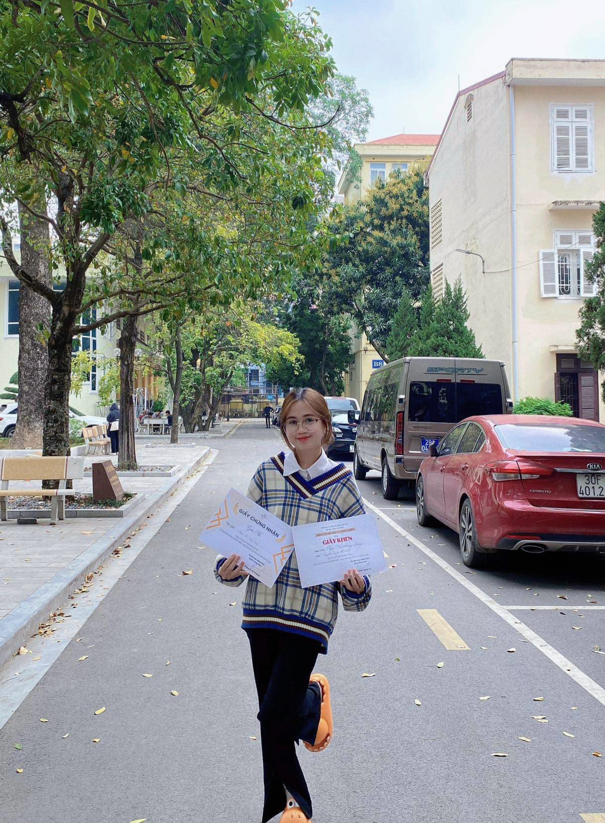 Nhận giấy khen và giấy chứng nhận của khoa Xã hội học và Phát triển nhờ tích cực tham gia các hoạt động truyền thông.