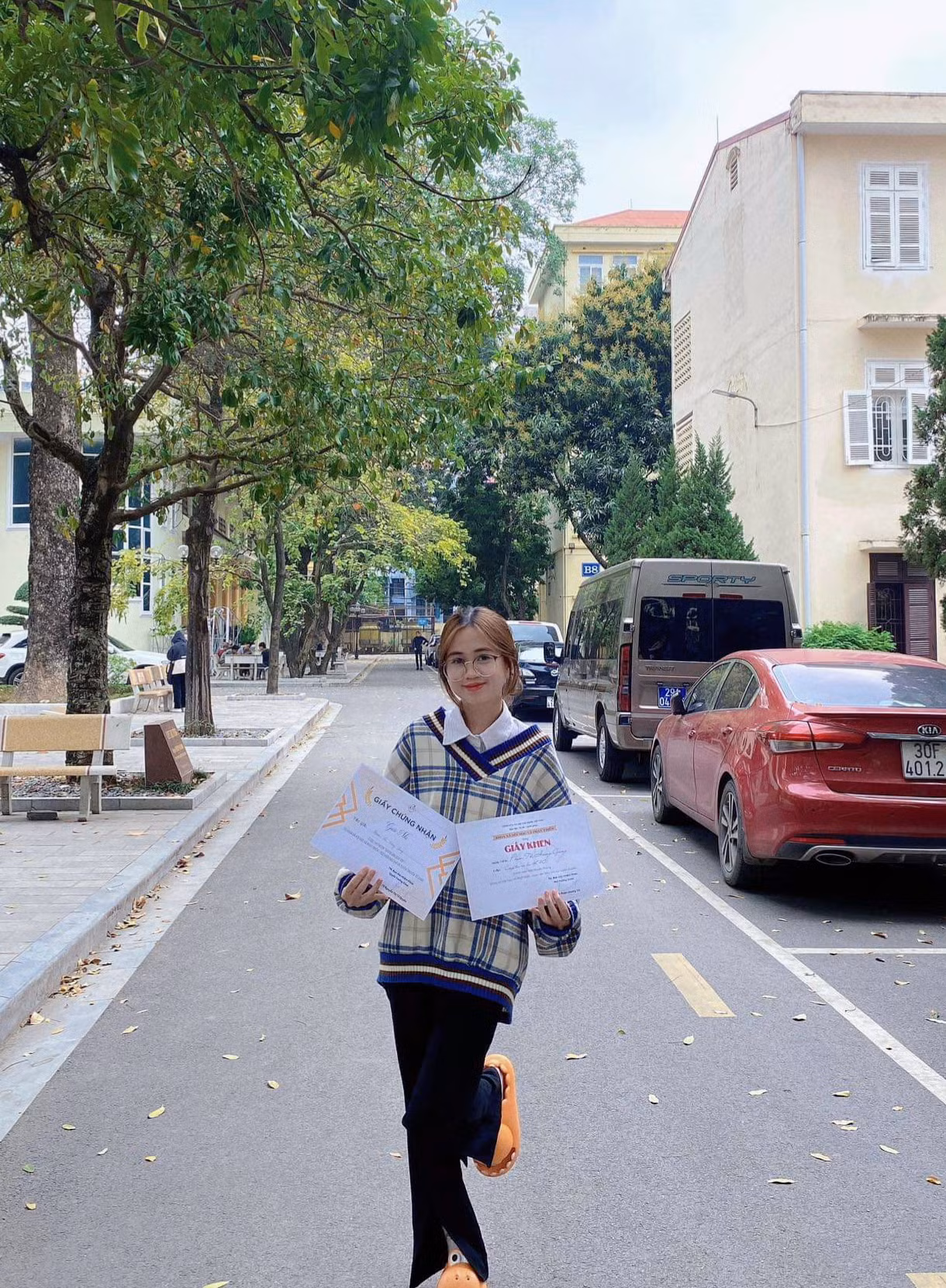 Nhận giấy khen và giấy chứng nhận của khoa Xã hội học và Phát triển nhờ tích cực tham gia các hoạt động truyền thông. Nhận giấy khen và giấy chứng nhận của khoa Xã hội học và Phát triển nhờ tích cực tham gia các hoạt động truyền thông.