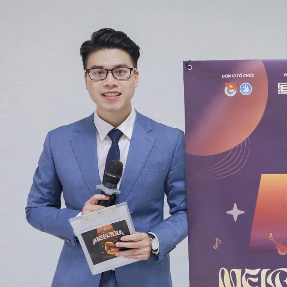 Minh Hiếu dẫn chương trình âm nhạc.