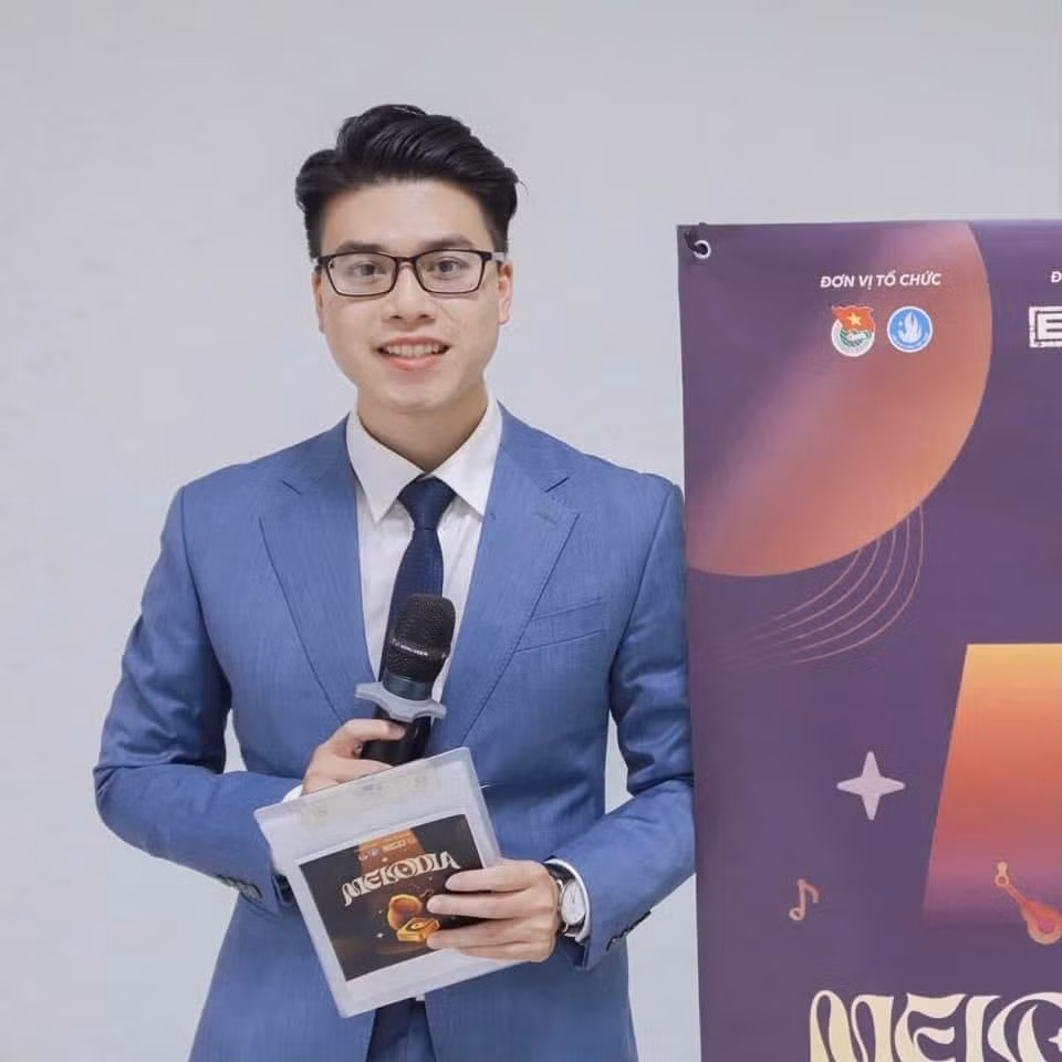 Minh Hiếu dẫn chương trình âm nhạc.