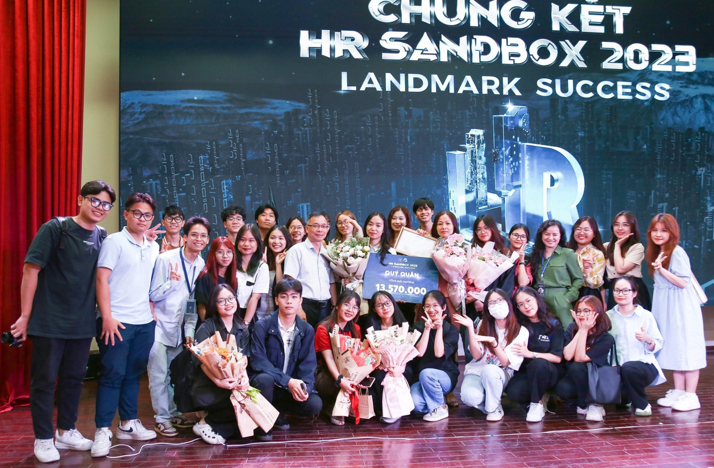 Khoảnh khắc gia đình, thầy cô và bạn bè chúc mừng thành tích Quý quân HR Sandbox 2023. Khoảnh khắc gia đình, thầy cô và bạn bè chúc mừng thành tích Quý quân HR Sandbox 2023.