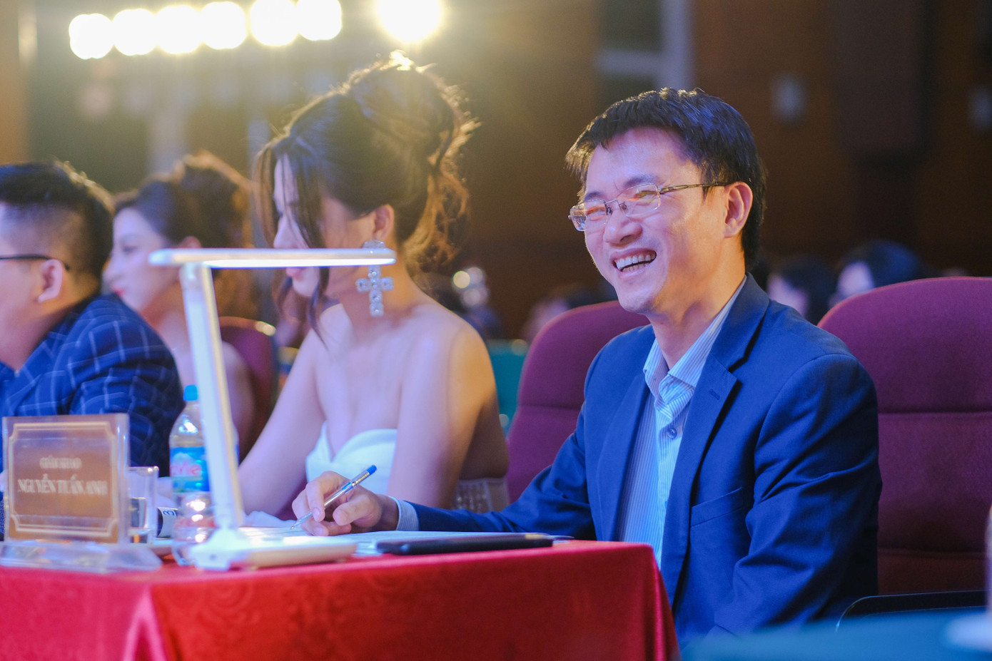 Nhà báo Nguyễn Tuấn Anh biểu cảm trước phần trả lời của thí sinh Bùi Ngọc Thành.