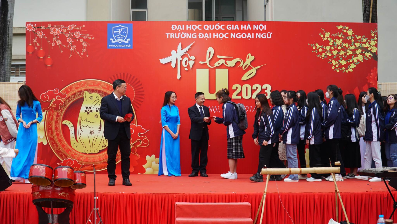 Tặng quà “Hỗ trợ chuyến xe về Tết” cho học sinh, sinh viên có hoàn cảnh khó khăn. Tặng quà “Hỗ trợ chuyến xe về Tết” cho học sinh, sinh viên có hoàn cảnh khó khăn.