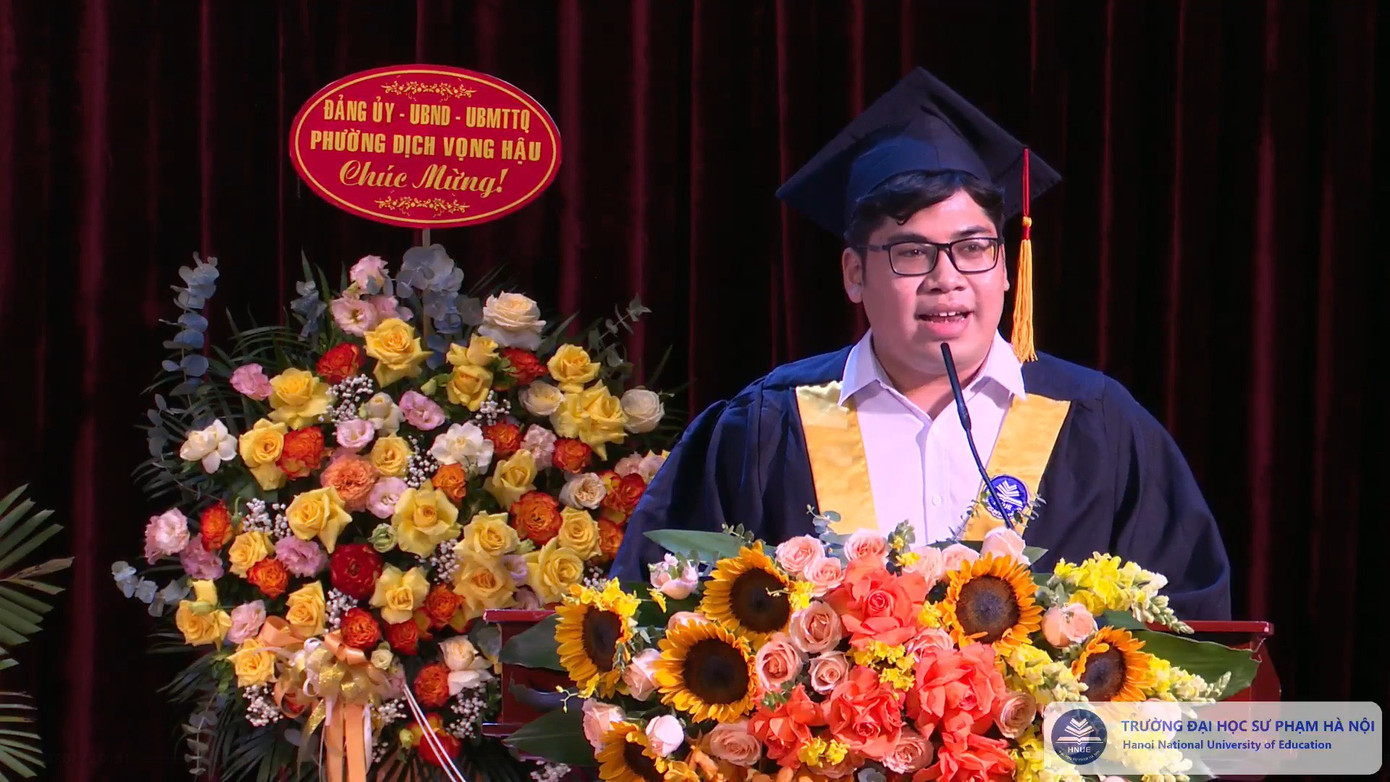 Thạch đại diện sinh viên phát biểu trong lễ bế giảng của trường ĐH Sư phạm Hà Nội.