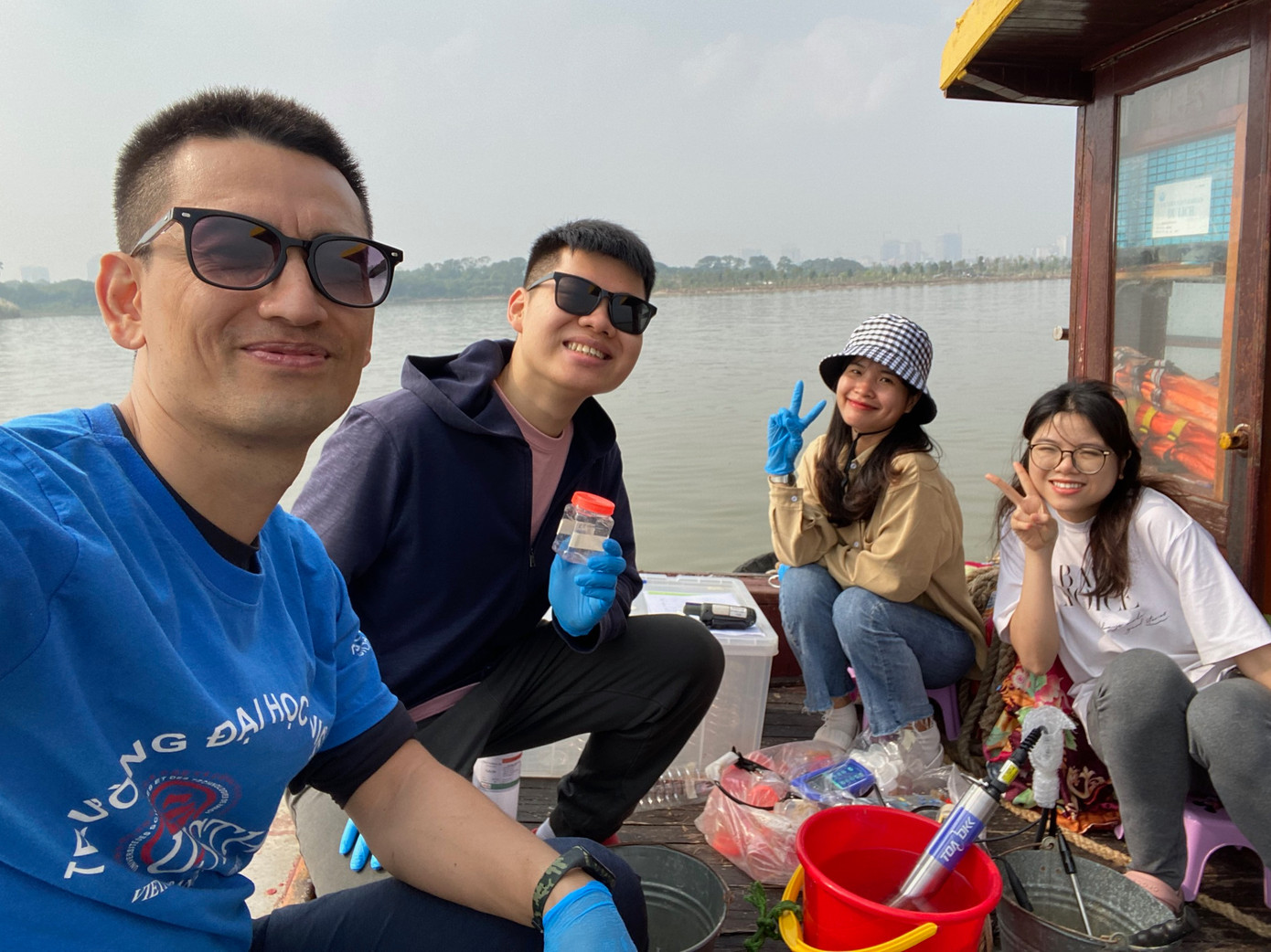 Cô và các đồng nghiệp cùng dự án đi thực địa, lấy mẫu tại sông Hồng, tháng 11/2022. Cô và các đồng nghiệp cùng dự án đi thực địa, lấy mẫu tại sông Hồng, tháng 11/2022.