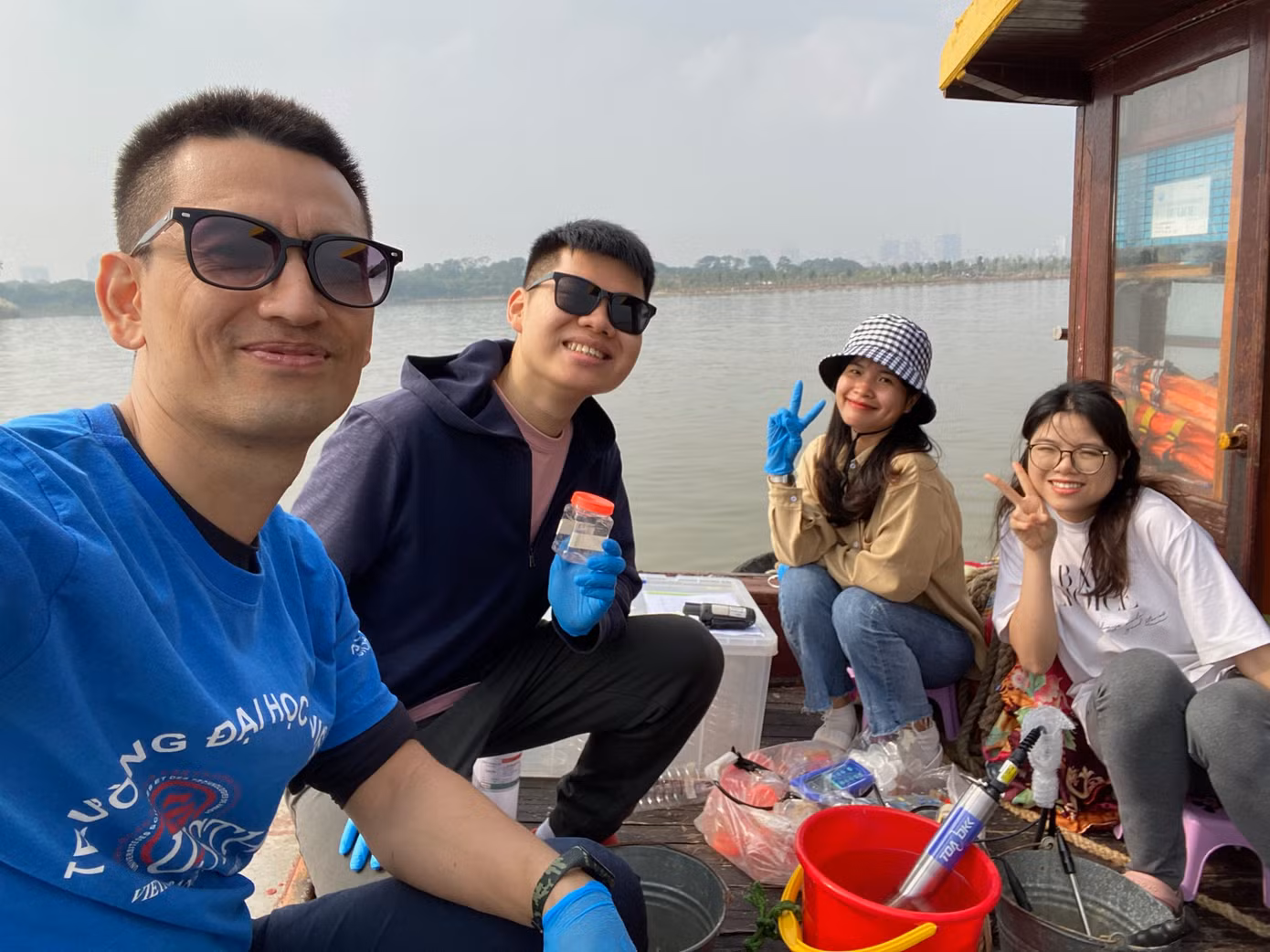 Cô và các đồng nghiệp cùng dự án đi thực địa, lấy mẫu tại sông Hồng, tháng 11/2022. Cô và các đồng nghiệp cùng dự án đi thực địa, lấy mẫu tại sông Hồng, tháng 11/2022.