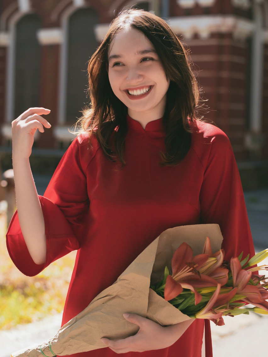 Nữ sinh xứ Huế rạng rỡ trong một bộ ảnh áo dài.