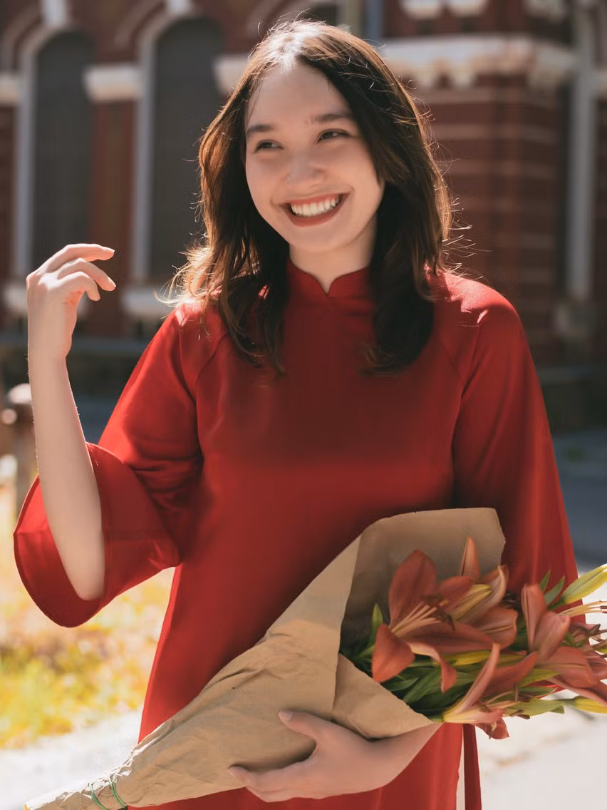 Nữ sinh xứ Huế rạng rỡ trong một bộ ảnh áo dài.