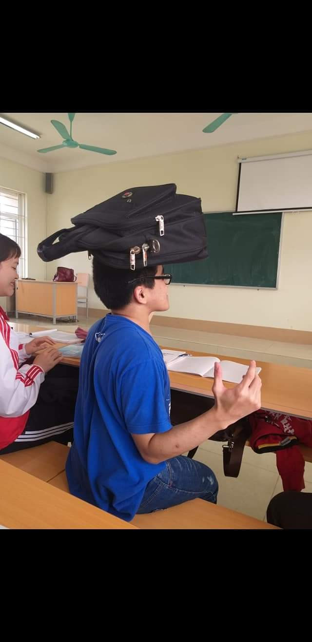 Anh chàng luôn tích cực học tập mặc dù gặp nhiều trở ngại về sức khỏe. Anh chàng luôn tích cực học tập mặc dù gặp nhiều trở ngại về sức khỏe.