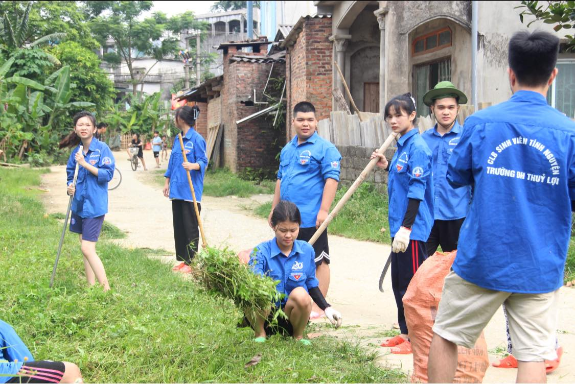 Dọn dẹp đường hoa, khơi khoáng kênh mương.
