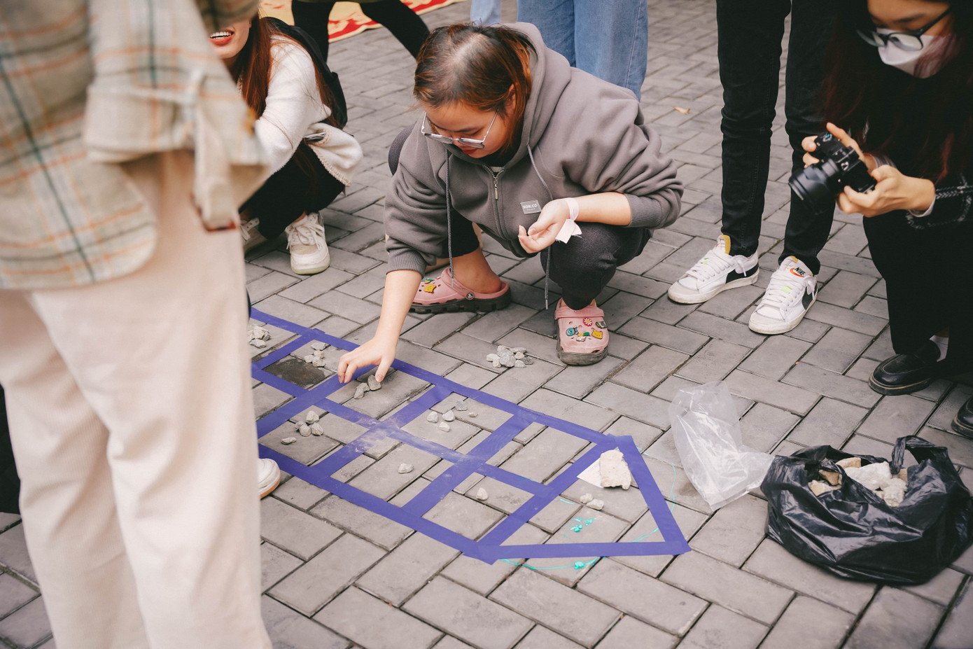 Trò chơi ô ăn quan thu hút sự quan tâm của đông đảo các bạn sinh viên.