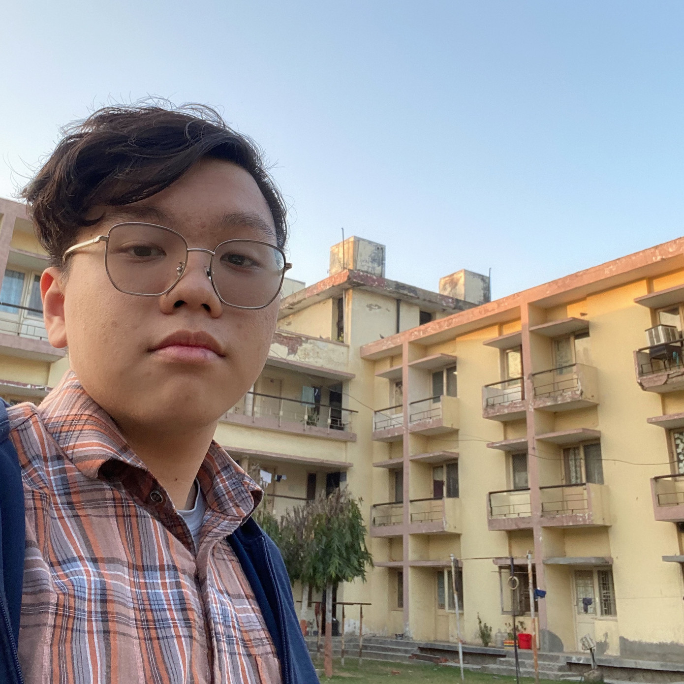 Long chụp bên ngoài khu ký túc xá ISH.