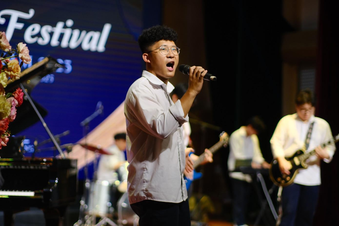 Ban nhạc 05UG biểu diễn chuyên nghiệp dù các thành viên đều là học sinh.