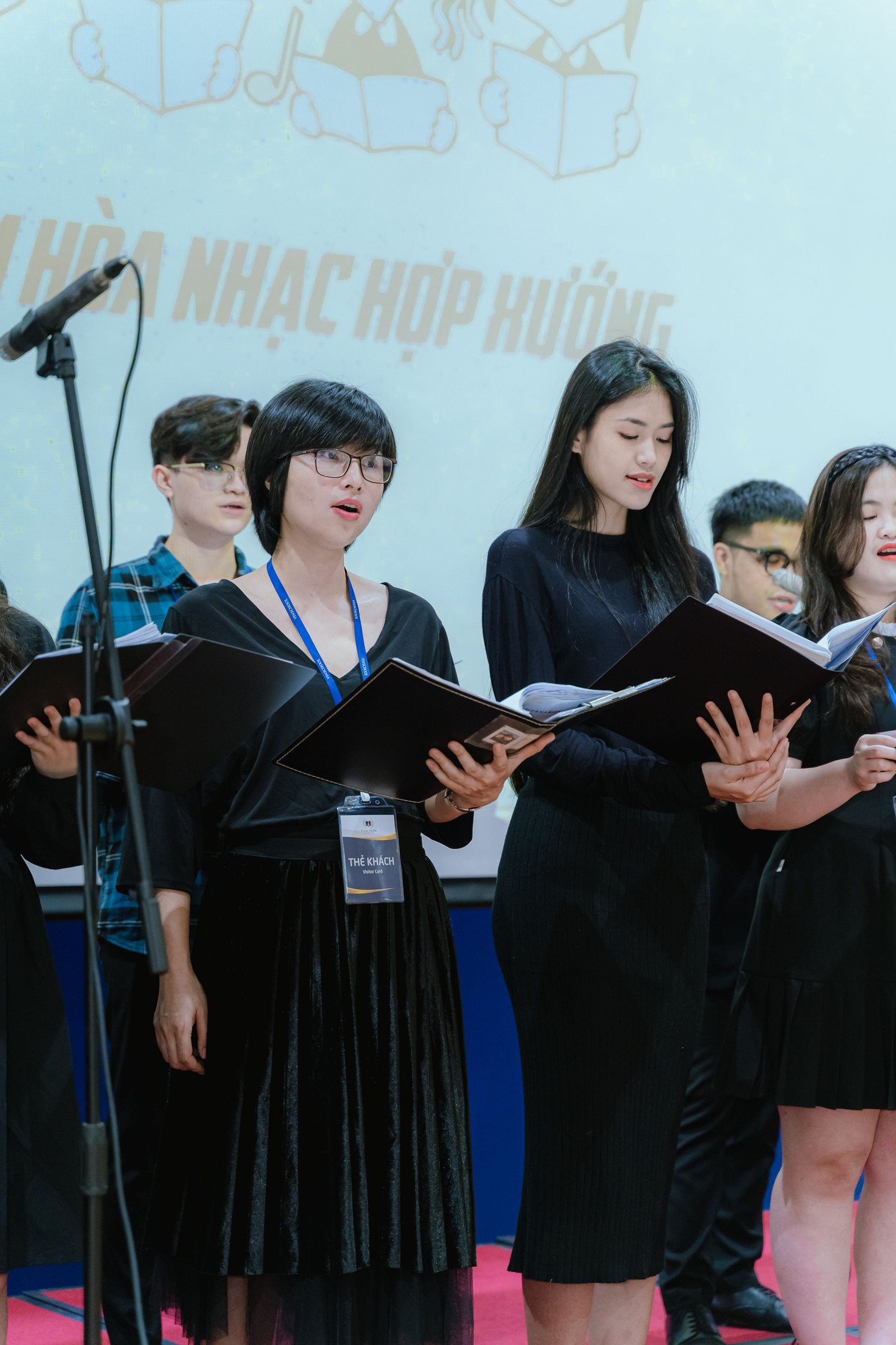 Song hành với hoạt động trình diễn thời trang, Minh Anh cũng tham gia vào dàn hợp xướng HCYC vì cảm thấy bản thân có một chút khả năng ca hát.