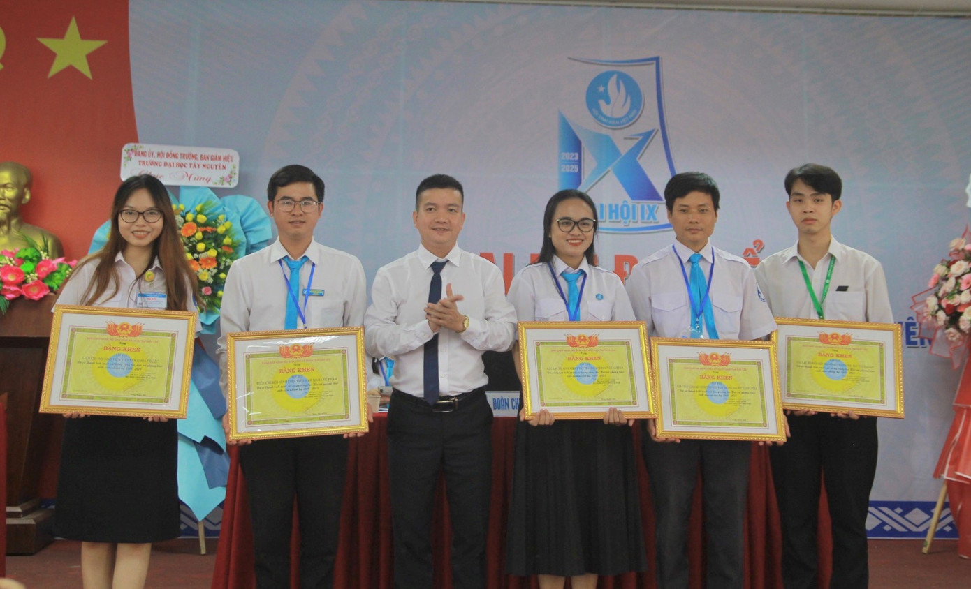 Nhờ sự nỗ lực không ngừng nghỉ, Diễm (thứ ba từ phải sang) đã có nhiều thành tích xuất sắc trong công tác Hội và phong trào sinh viên năm học. Nhờ sự nỗ lực không ngừng nghỉ, Diễm (thứ ba từ phải sang) đã có nhiều thành tích xuất sắc trong công tác Hội và phong trào sinh viên năm học.