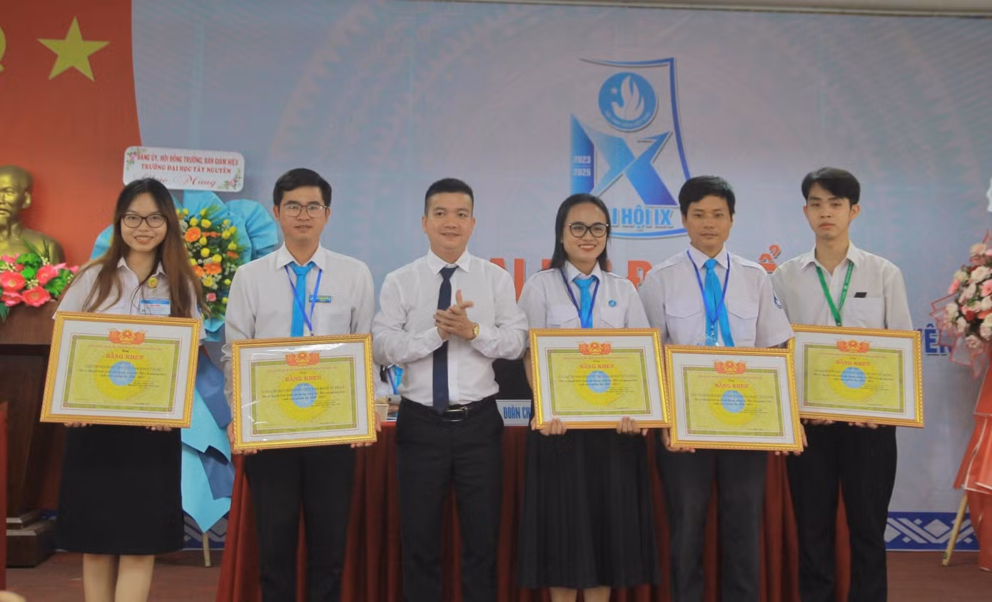 Nhờ sự nỗ lực không ngừng nghỉ, Diễm (thứ ba từ phải sang) đã có nhiều thành tích xuất sắc trong công tác Hội và phong trào sinh viên năm học. Nhờ sự nỗ lực không ngừng nghỉ, Diễm (thứ ba từ phải sang) đã có nhiều thành tích xuất sắc trong công tác Hội và phong trào sinh viên năm học.