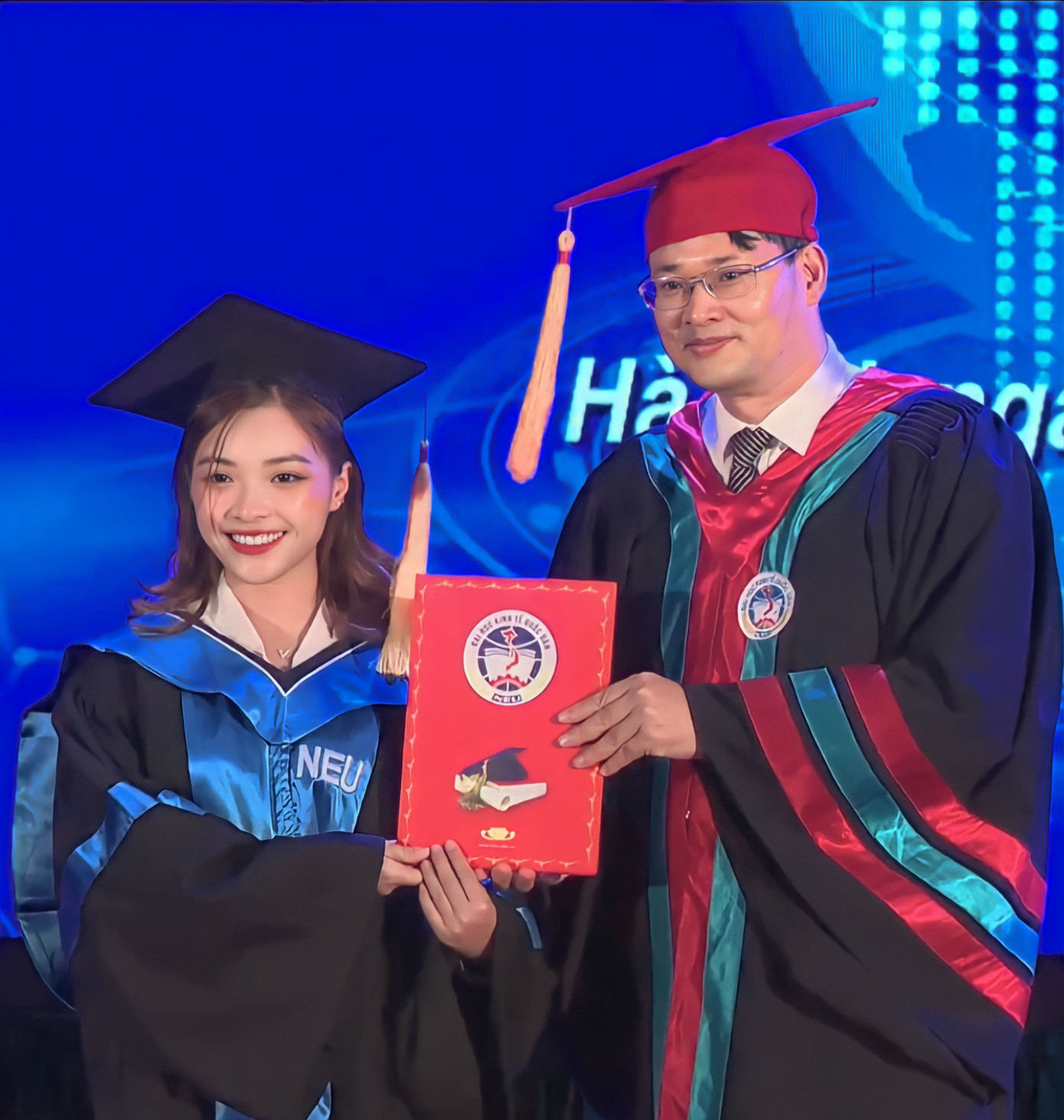 Nguyễn Thị Hà (sinh năm 2001) tốt nghiệp chuyên ngành Kinh tế đầu tư trường Đại học Kinh tế Quốc dân (NEU). Nguyễn Thị Hà (sinh năm 2001) tốt nghiệp chuyên ngành Kinh tế đầu tư trường Đại học Kinh tế Quốc dân (NEU).