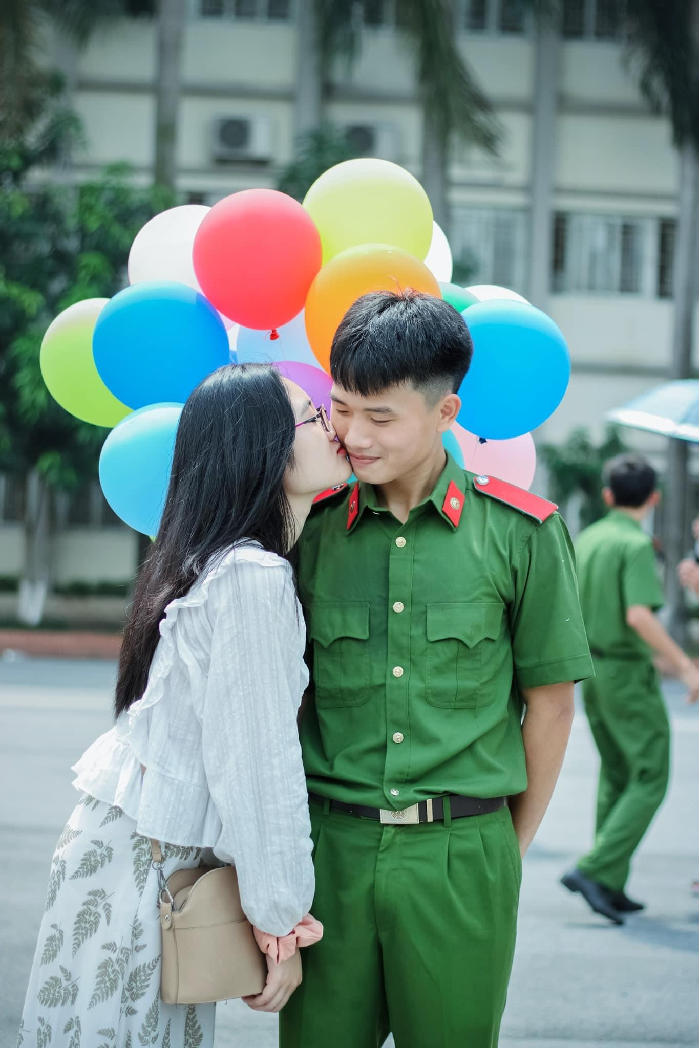 Mối tình bắt đầu khi cả hai vẫn là học viên, sinh viên. Mối tình bắt đầu khi cả hai vẫn là học viên, sinh viên.