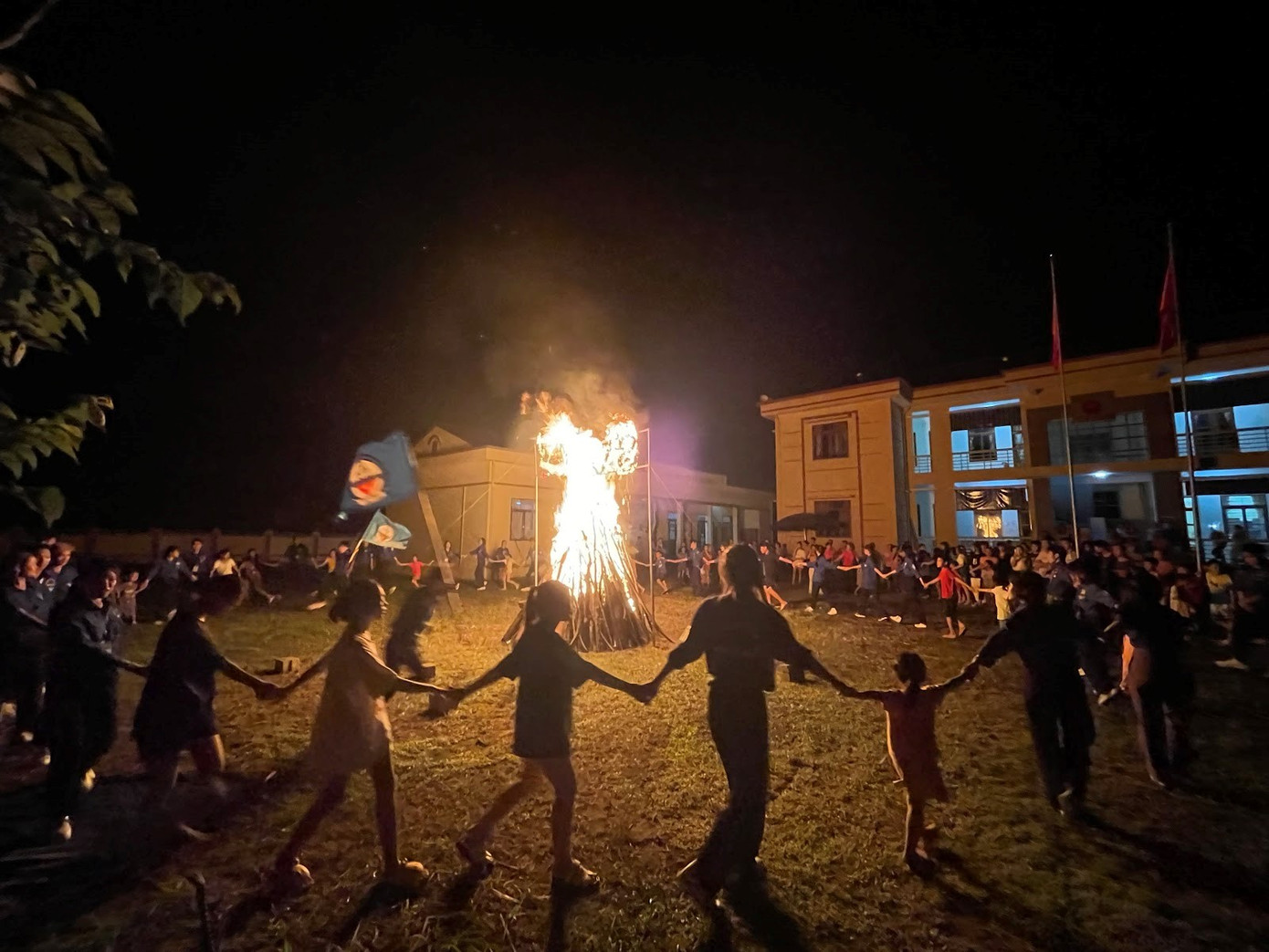 Giao lưu văn nghệ, đốt lửa trại và tặng quà cho các em nhỏ có hoàn cảnh khó khăn vươn lên trong học tập