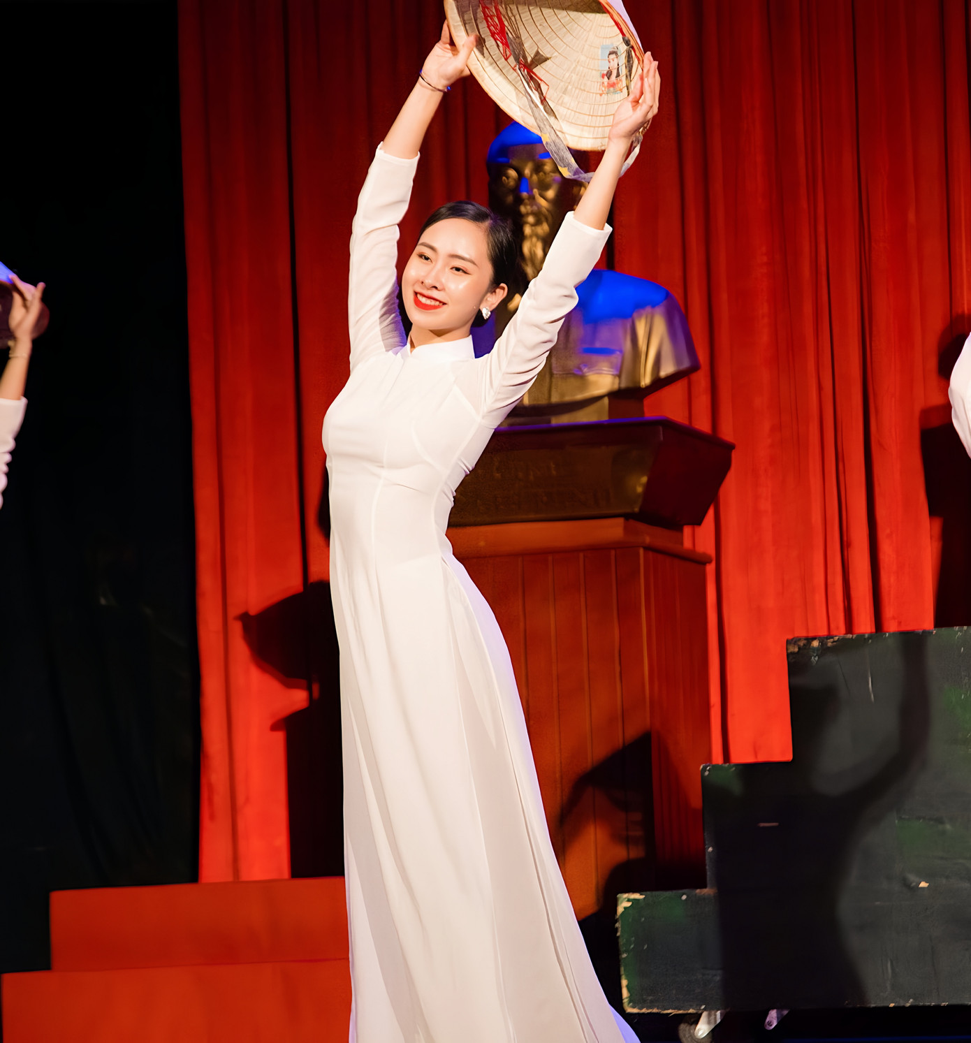 Ngoài việc học trên trường, Trang còn là một giáo viên dạy múa và là một diễn viên múa.