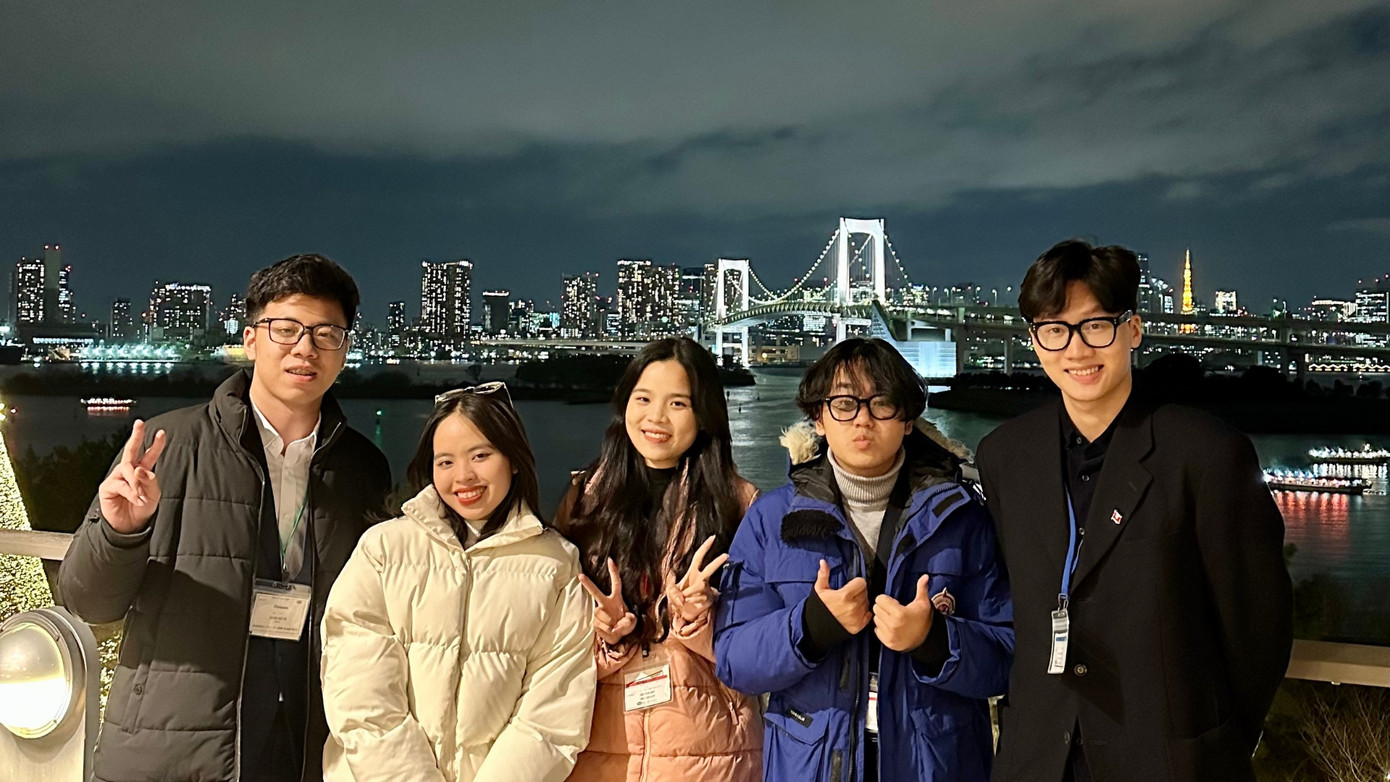 Châu Giang (thứ 2 từ trái qua) và các bạn tham quan Tokyo về đêm.