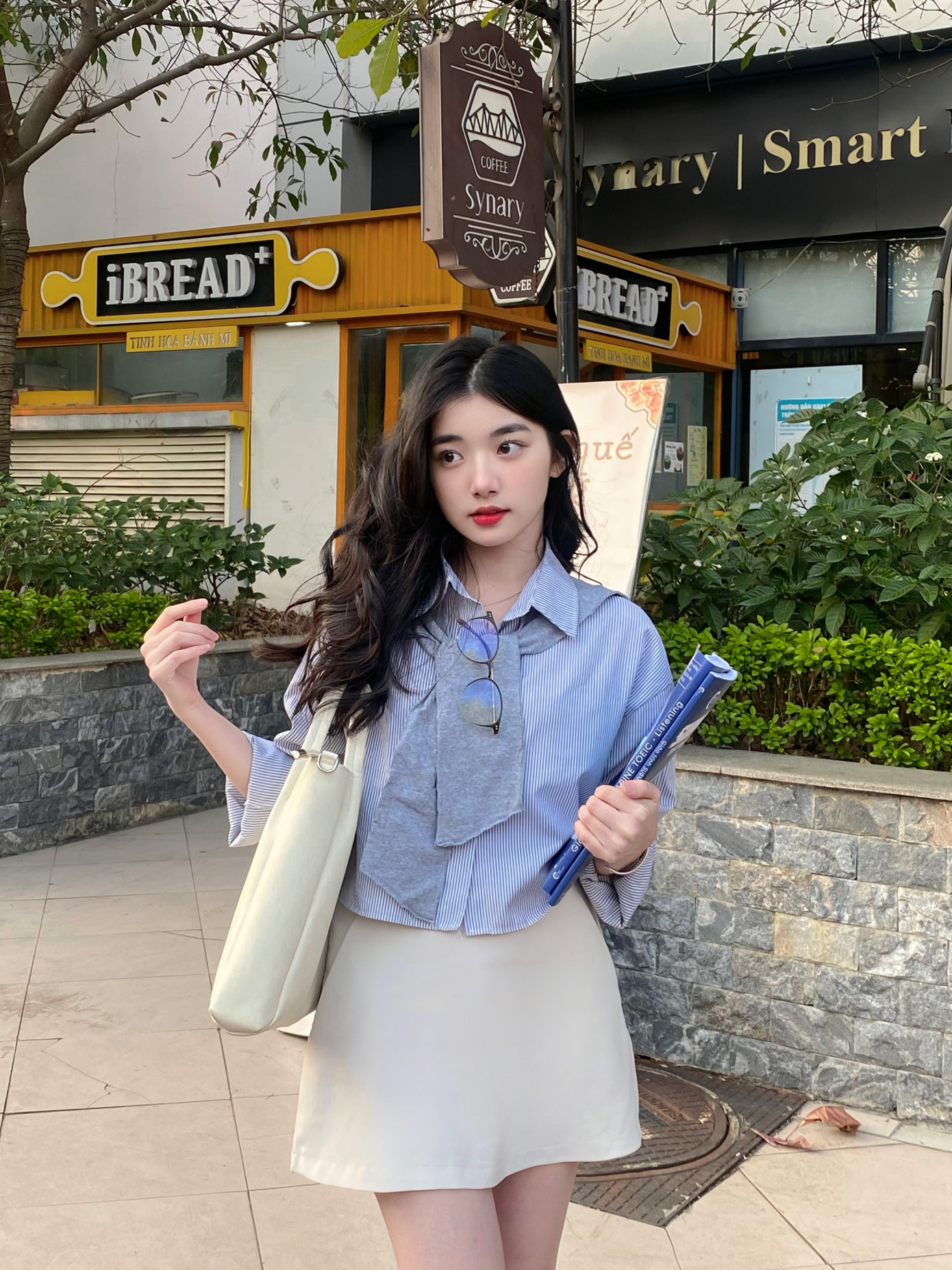 Quỳnh Trương (sinh năm 2002 tại Nghệ An) hiện là sinh viên năm cuối chuyên ngành Công nghệ Thông tin, Trường Đại học Kinh tế Quốc dân.