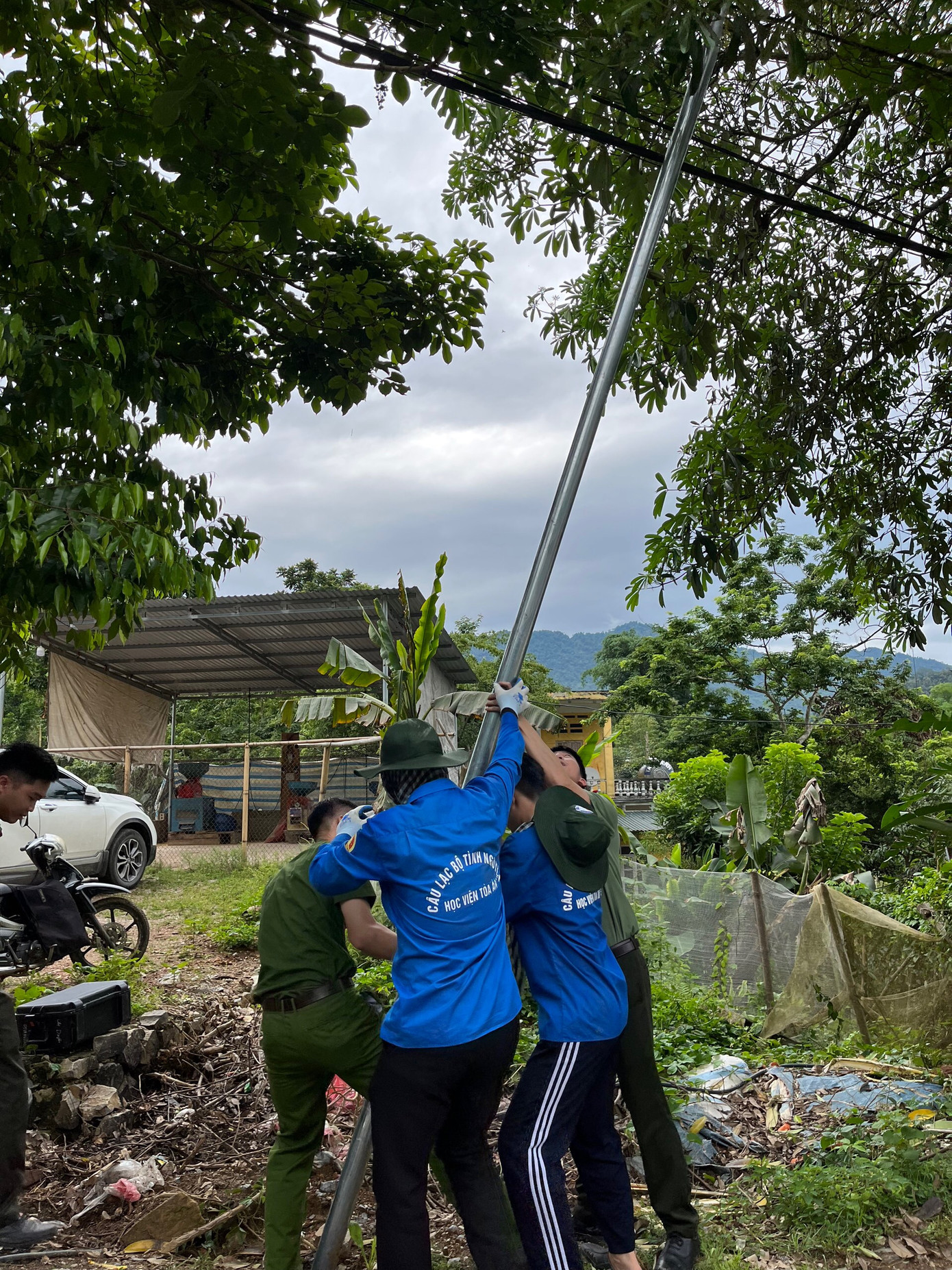 Những trụ điện được dựng và thắp sáng bởi đoàn viên, thanh niên trong chiến dịch.