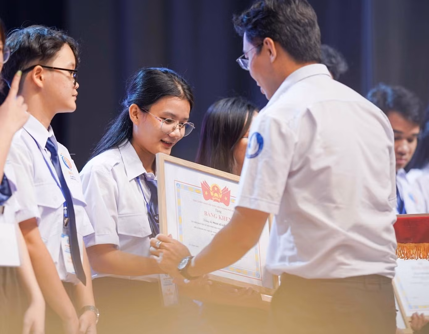 Nữ sinh đạt được nhiều thành tích cao trong học tập và rèn luyện.
