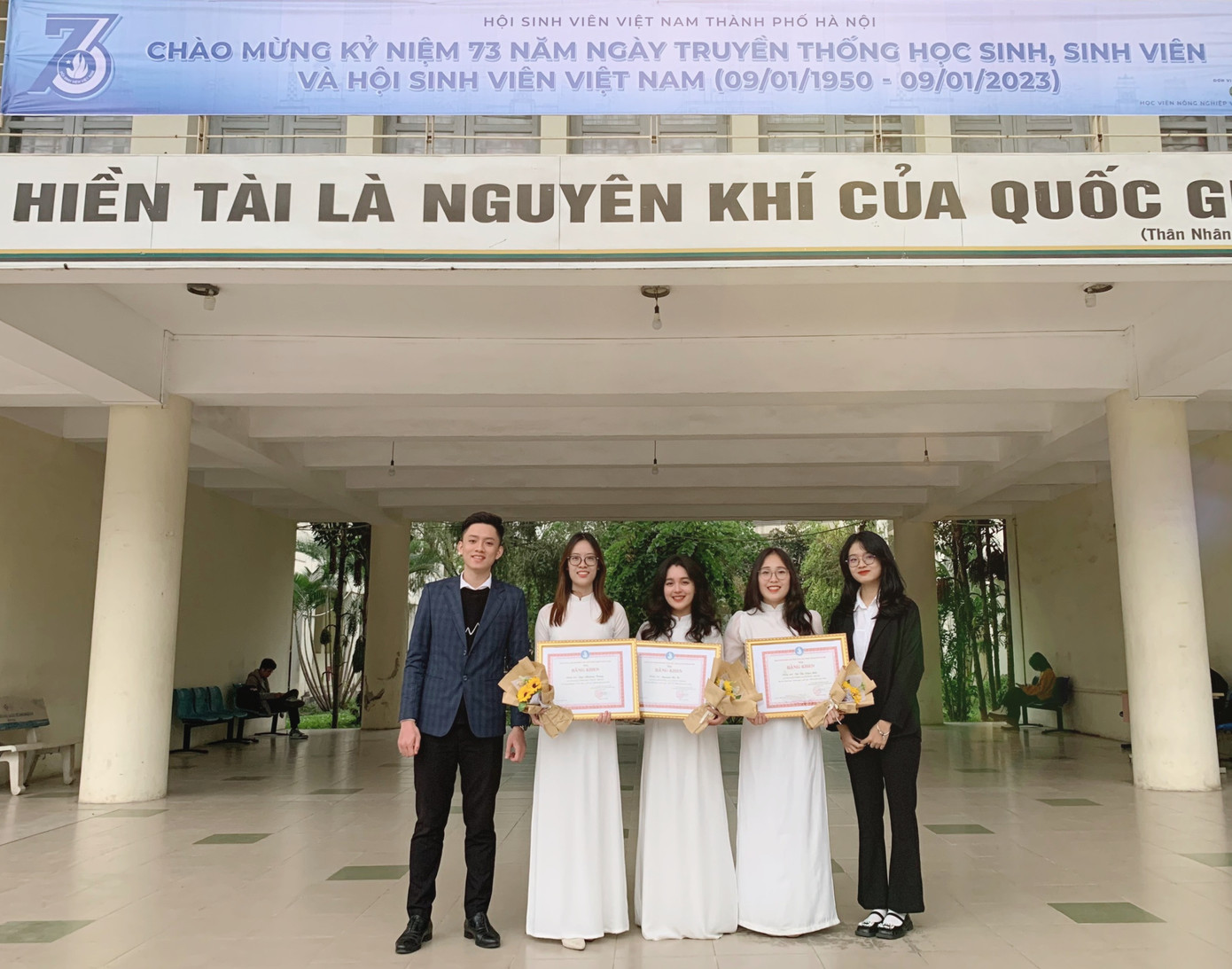 Phương Trang (thứ hai từ trái sang) nhận danh hiệu "Sinh viên 5 tốt" cấp Thành phố.