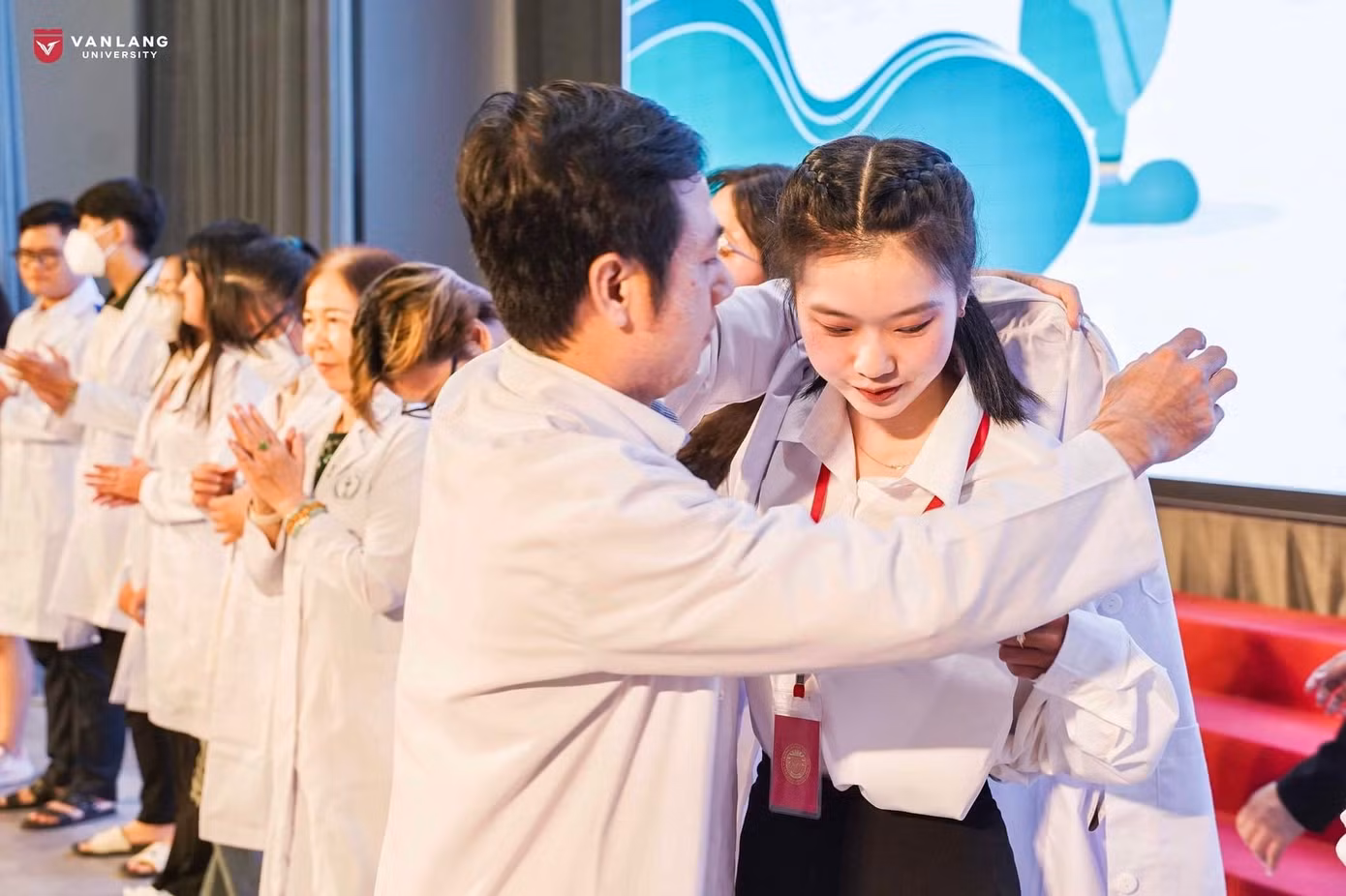 Bích Liên tại Lễ nhập môn khoa Dược.
