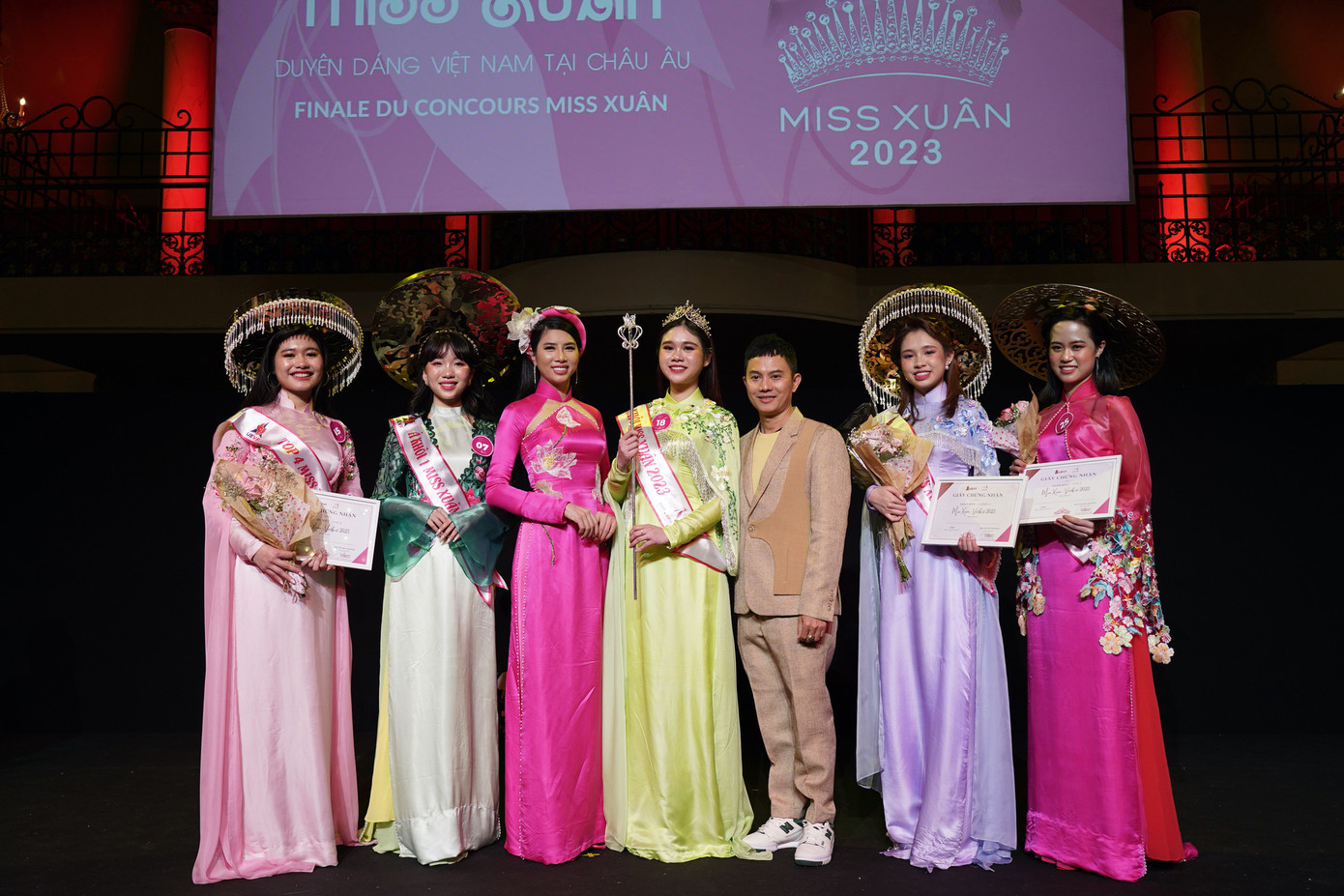 Thục Anh cùng NTK Ngô Nhật Huy (phải) và Mrs. Universe Vietnam 2019 Phan Hiếu (trái) cùng Top 5 thí sinh Miss Xuân 2023.