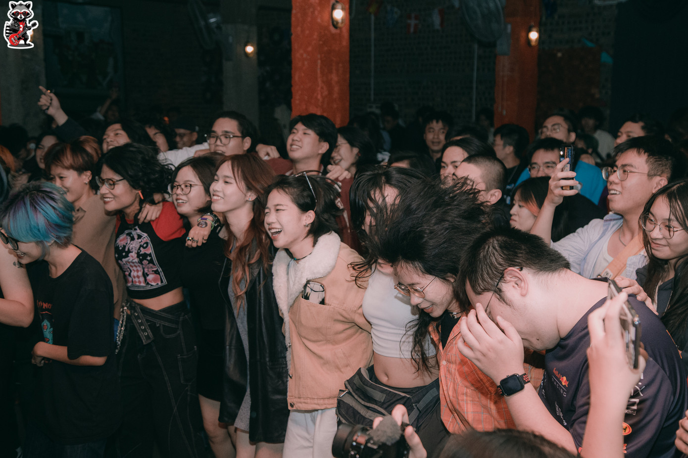 Các bạn trẻ từ xa lạ hóa thân quen trong đêm nhạc Rock Lên “Dốc”.