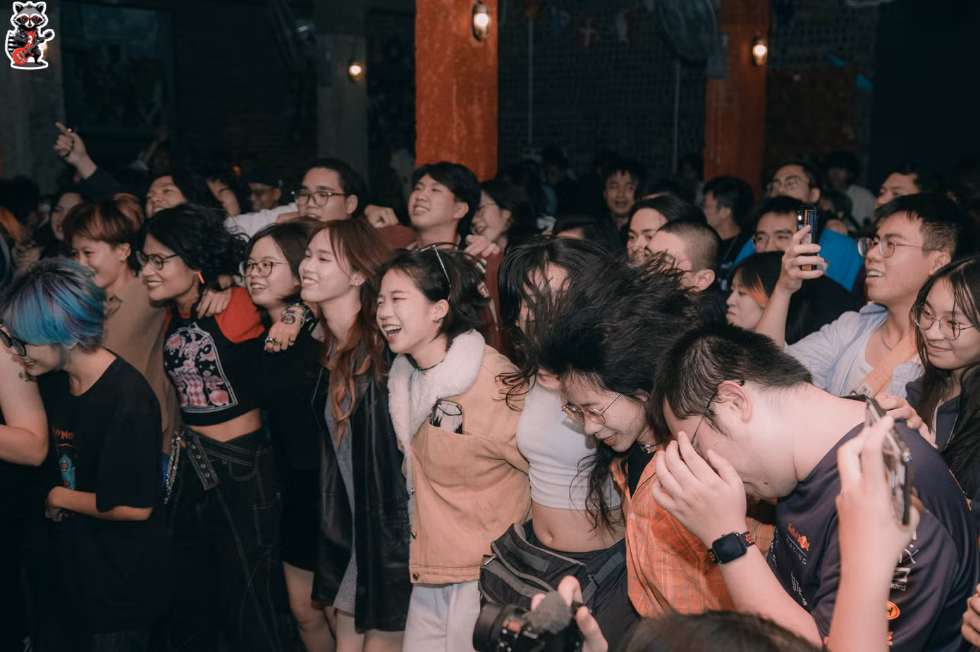 Các bạn trẻ từ xa lạ hóa thân quen trong đêm nhạc Rock Lên “Dốc”.
