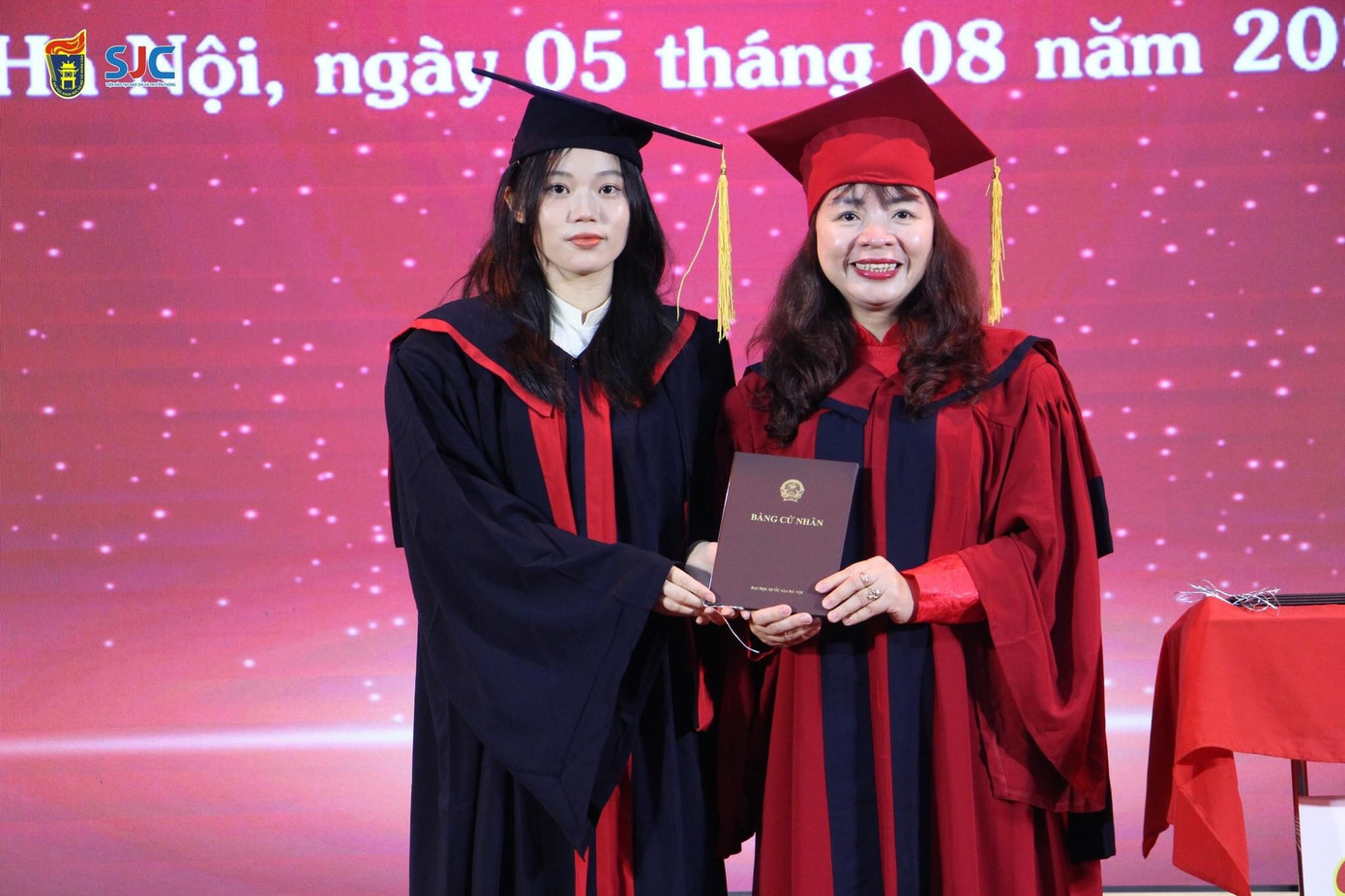 Vương Thị Mây (bên trái), tân cử nhân ngành Báo chí, trường Đại học Khoa học Xã hội và Nhân văn, ĐHQG Hà Nội. Vương Thị Mây (bên trái), tân cử nhân ngành Báo chí, trường Đại học Khoa học Xã hội và Nhân văn, ĐHQG Hà Nội.