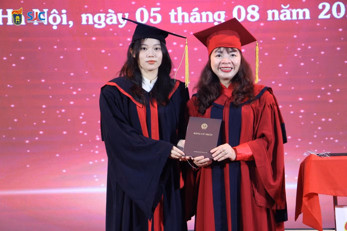 Vương Thị Mây (bên trái), tân cử nhân ngành Báo chí, trường Đại học Khoa học Xã hội và Nhân văn, ĐHQG Hà Nội. Vương Thị Mây (bên trái), tân cử nhân ngành Báo chí, trường Đại học Khoa học Xã hội và Nhân văn, ĐHQG Hà Nội.