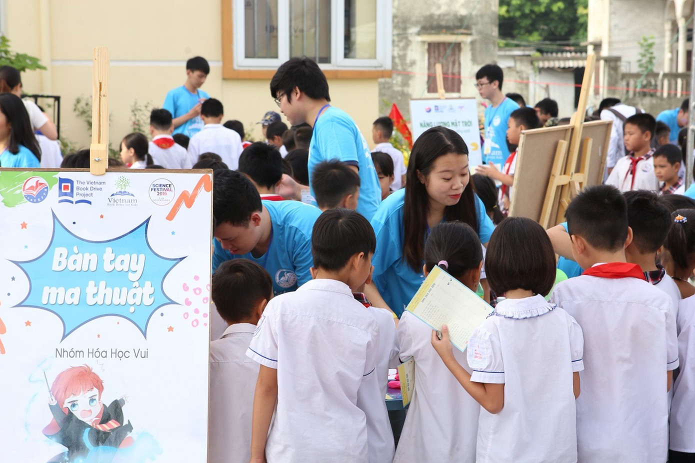 Anh Thơ là điều phối viên tại quầy Hoá học, sự kiện Hội chợ Khoa học tại dự án Vietnam Book Drive for Kids, tháng 10/2019.