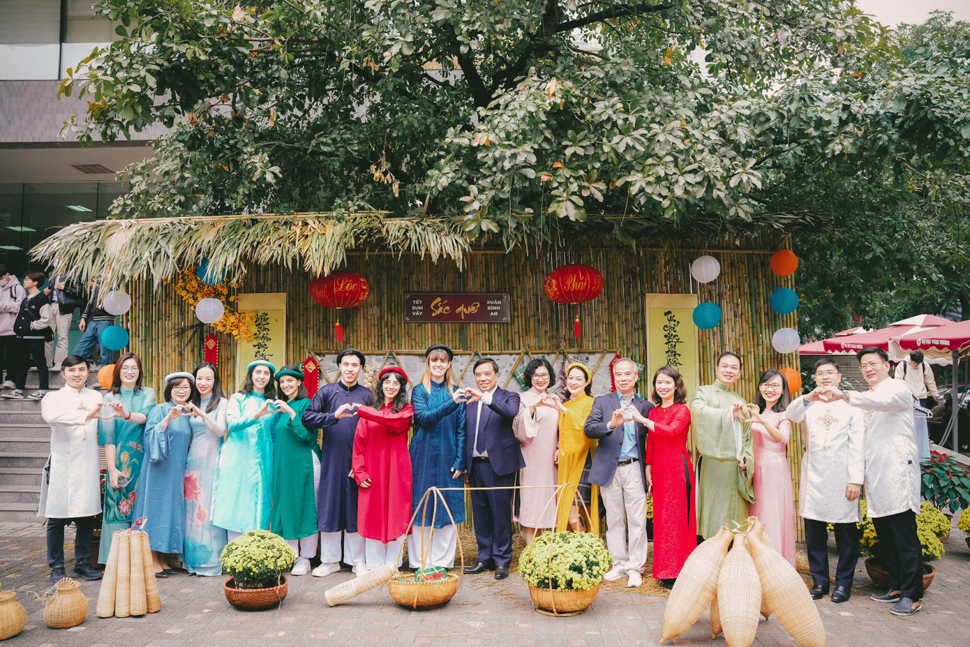 Các bạn sinh viên quốc tế chụp ảnh lưu niệm cùng các cán bộ, giảng viên nhà trường.