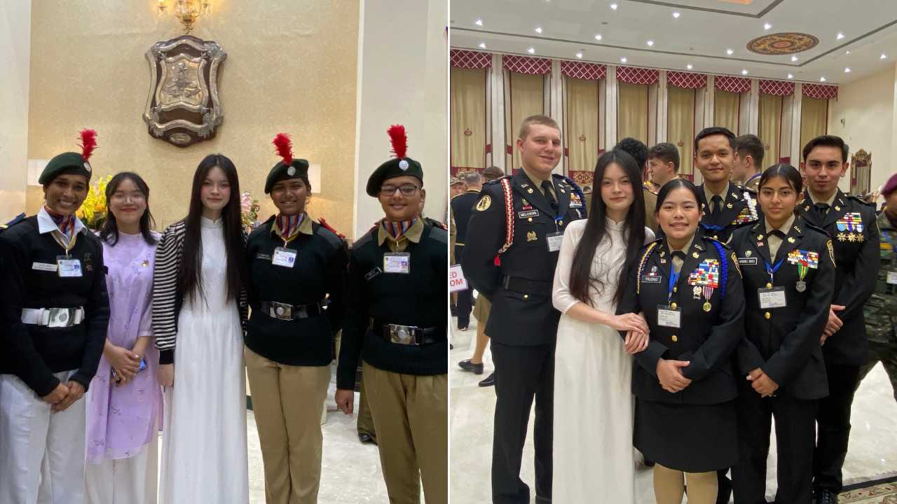 Các đại biểu Việt Nam chụp ảnh kỷ niệm cùng các bạn thiếu sinh quân Ấn Độ (trái) và đại biểu Mỹ (phải) Các đại biểu Việt Nam chụp ảnh kỷ niệm cùng các bạn thiếu sinh quân Ấn Độ (trái) và đại biểu Mỹ (phải)